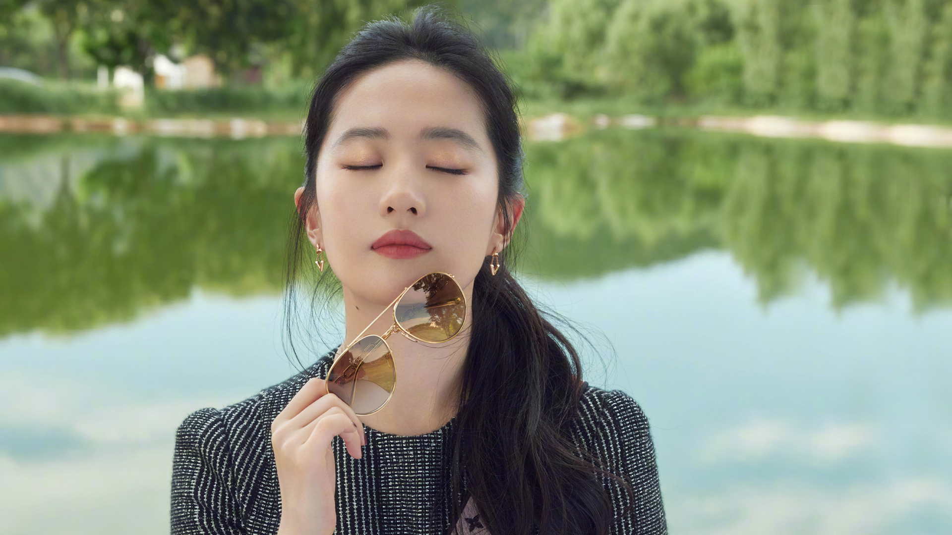 湖畔美女刘亦菲壁纸