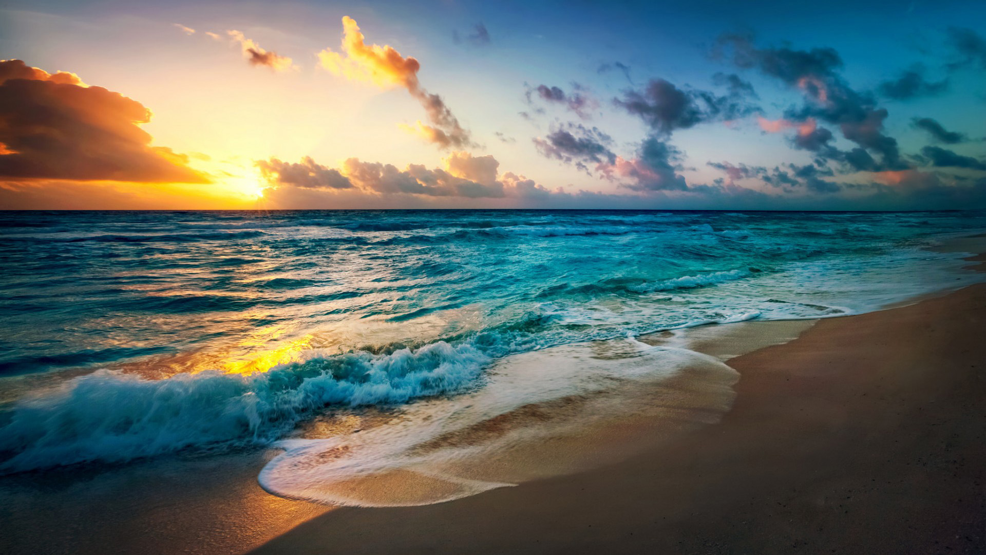 夕阳映海，沙滩天空美景——免费高清电脑壁纸下载