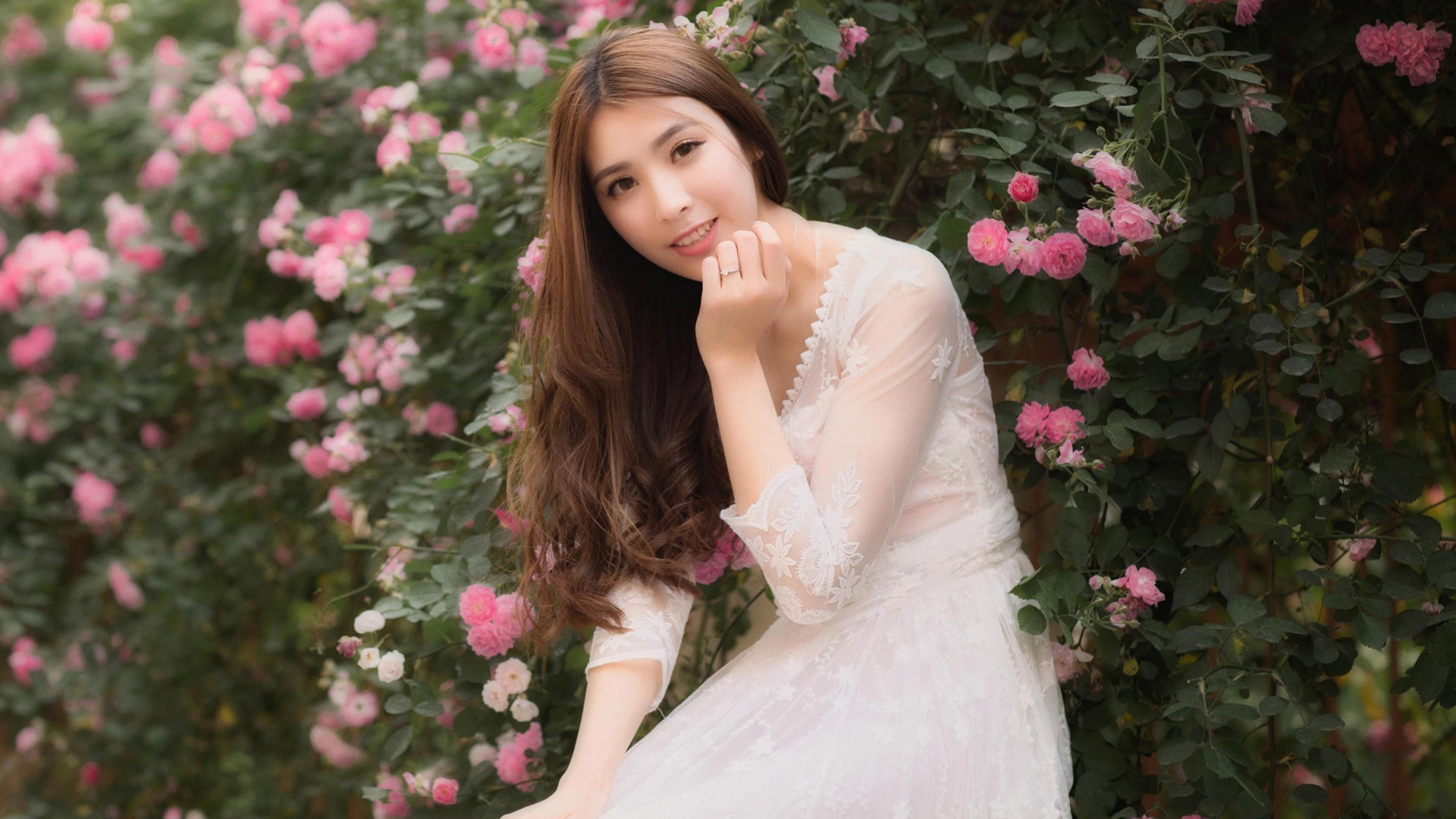花丛里的清纯美女 白色裙子 长头发 气质 养眼 美女桌面壁纸