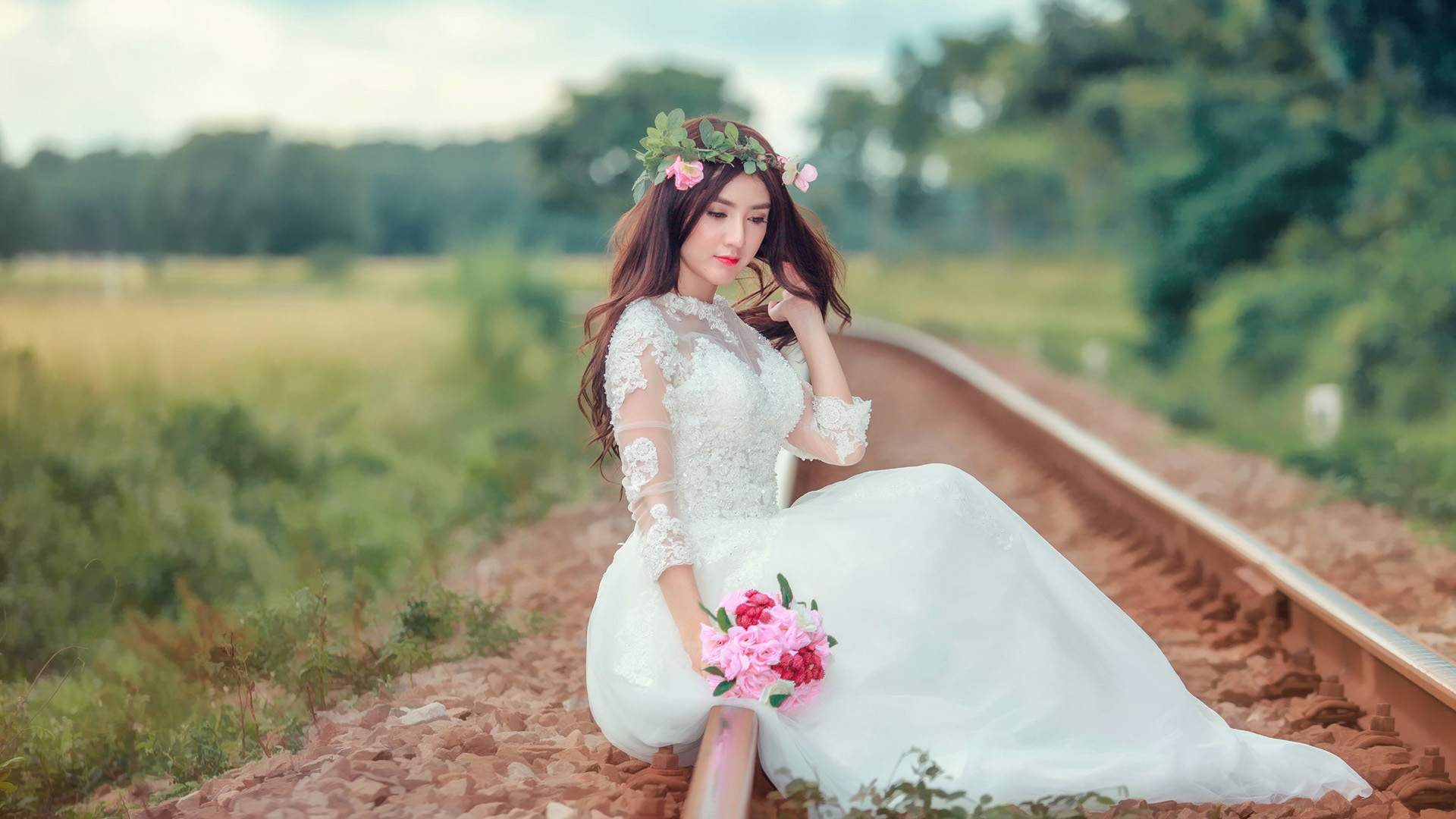 清新唯美铁路婚纱照，美女与鲜花共舞，免费下载绝美桌面壁纸！