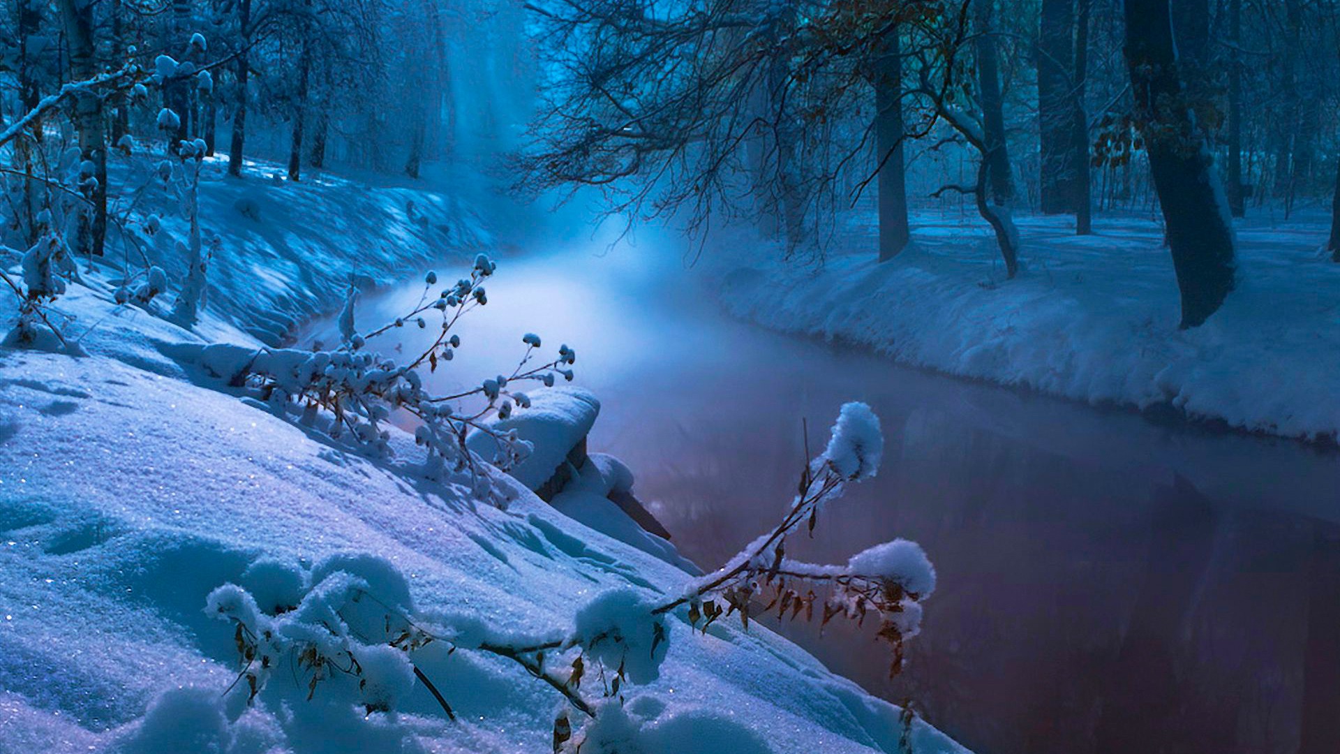 河流溪流冬韵，森林雪景自然画卷，免费高清电脑壁纸下载