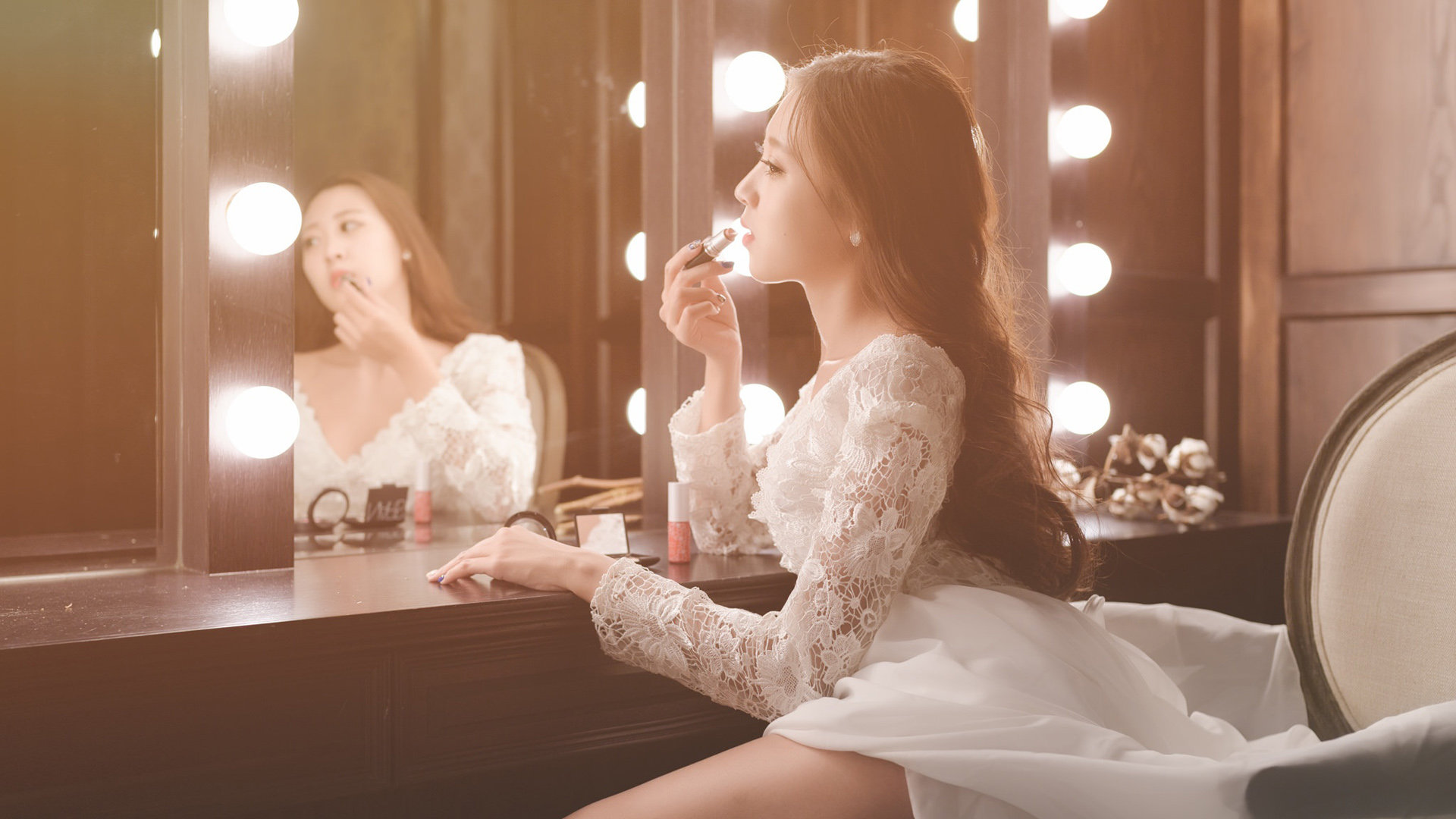 美女壁纸大赏，白色礼服美腿女孩，口红点缀更可爱，免费下载桌面壁纸