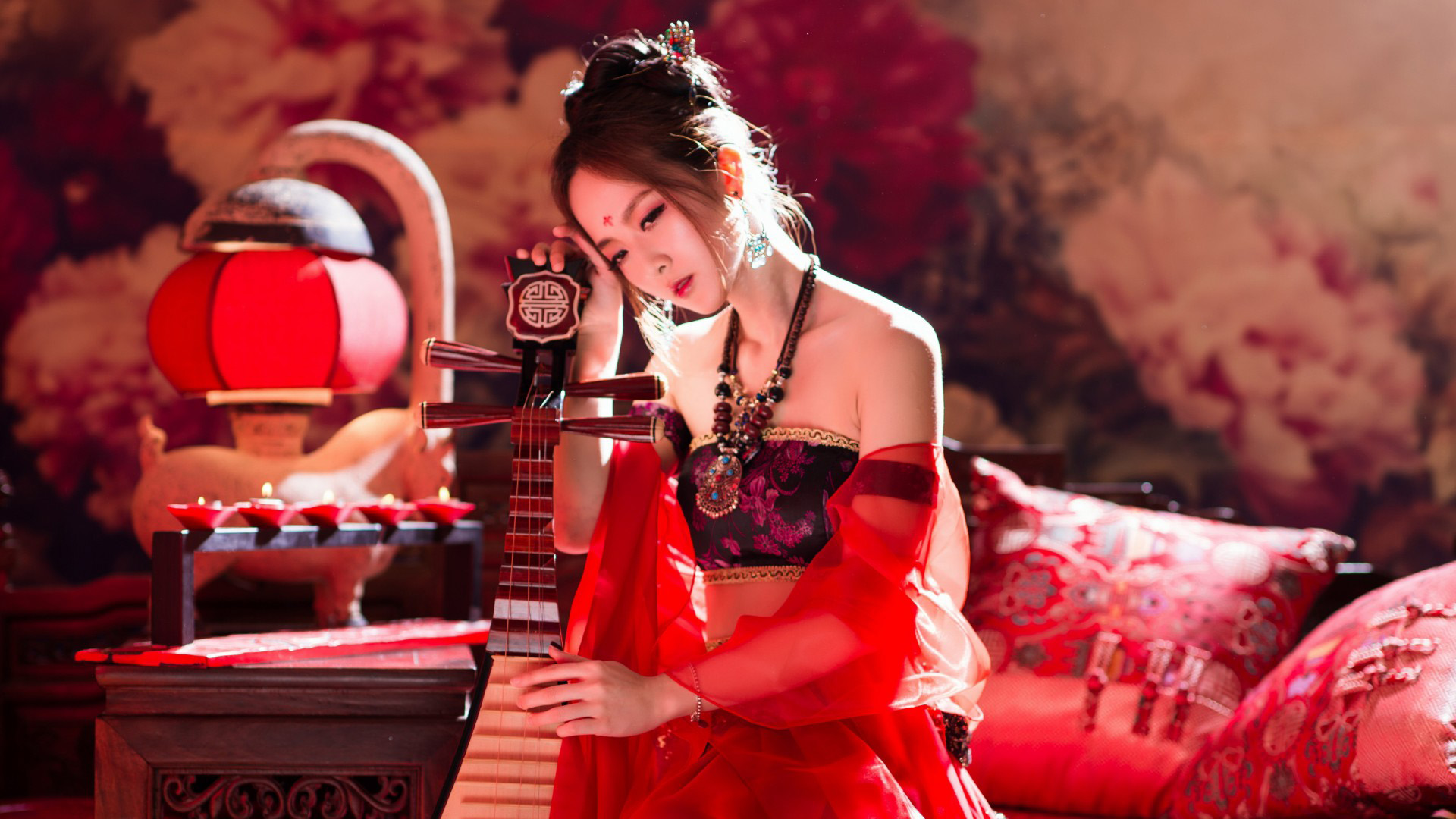 古典乐器演绎中国风，红装古装美女壁纸免费下载