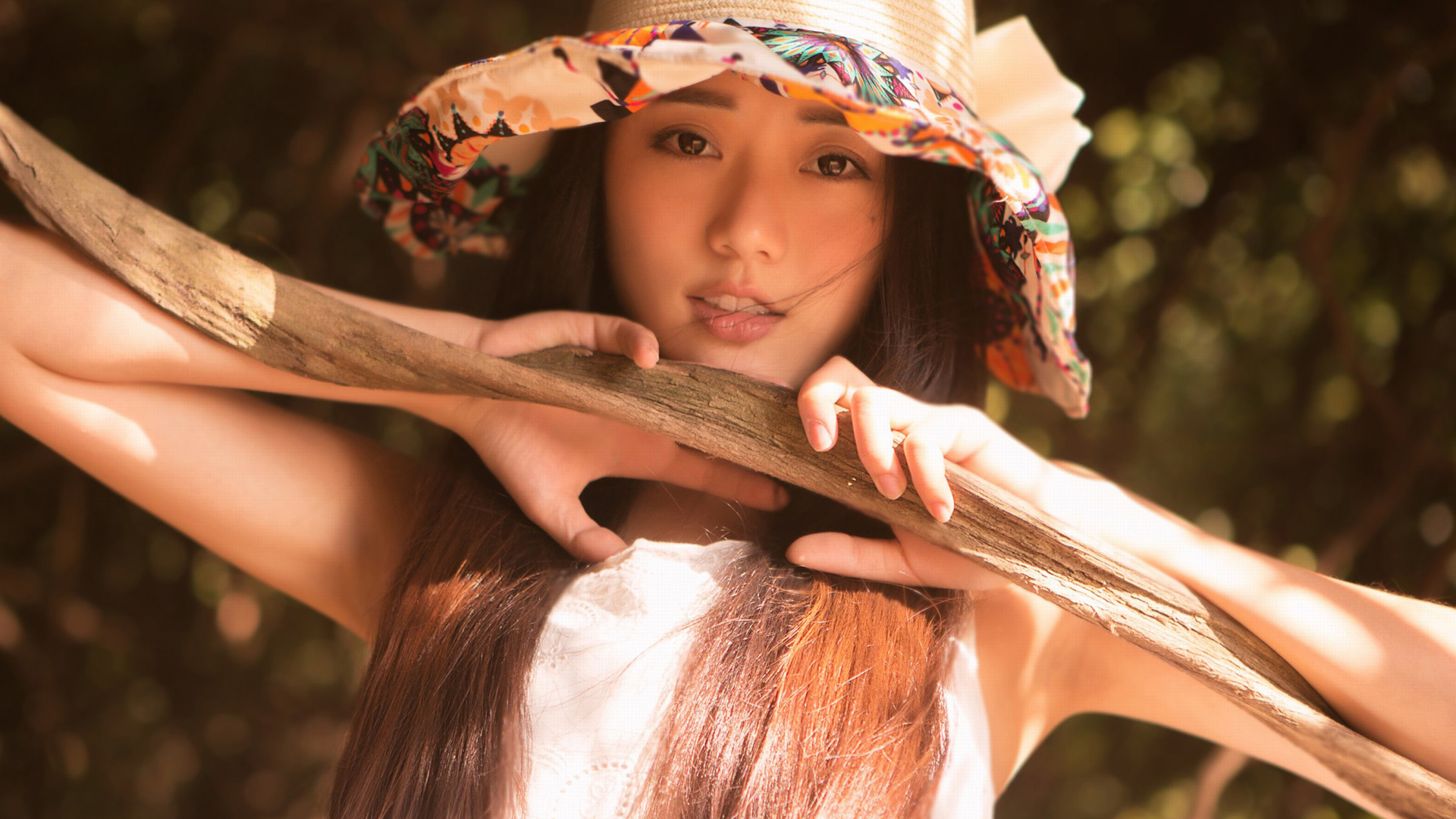 清纯名模，戴帽长发美女，桌面壁纸免费下载，尽显大小姐风采
