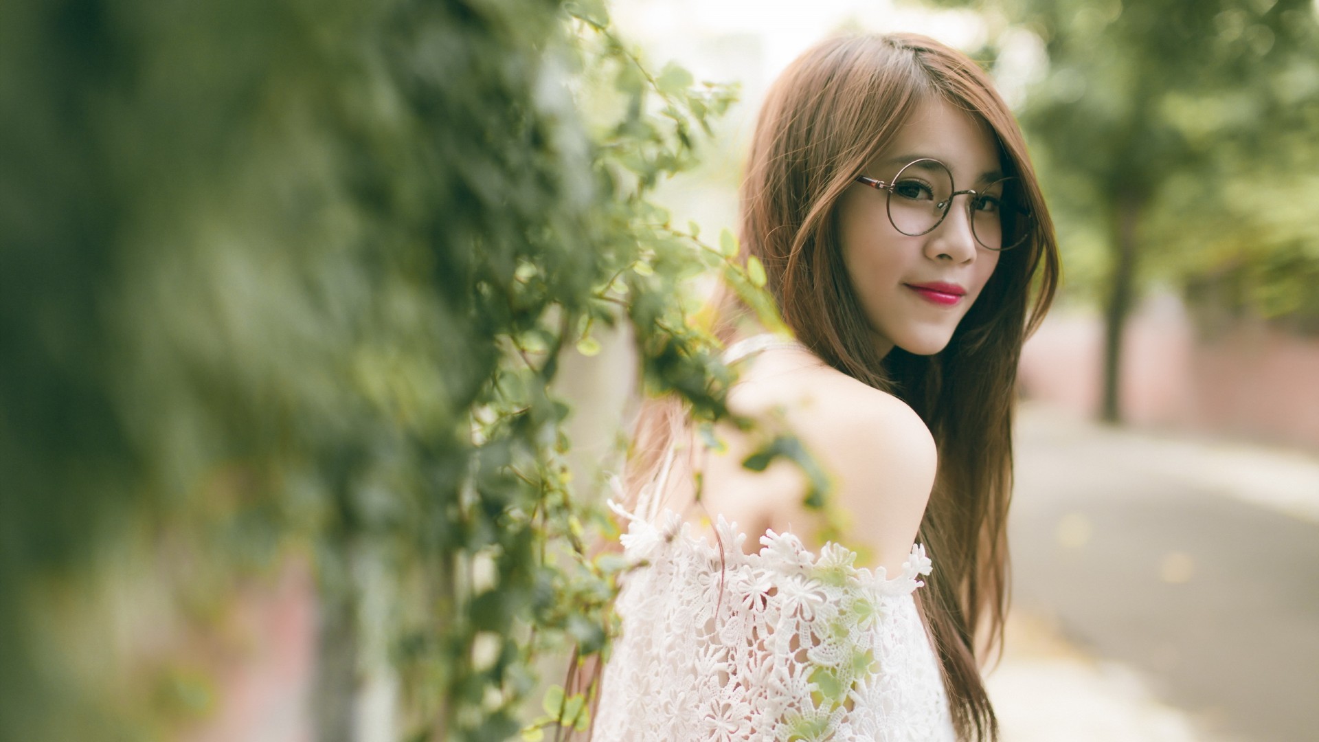 眼镜女孩写真精选，清纯校园美女，高清壁纸免费下载