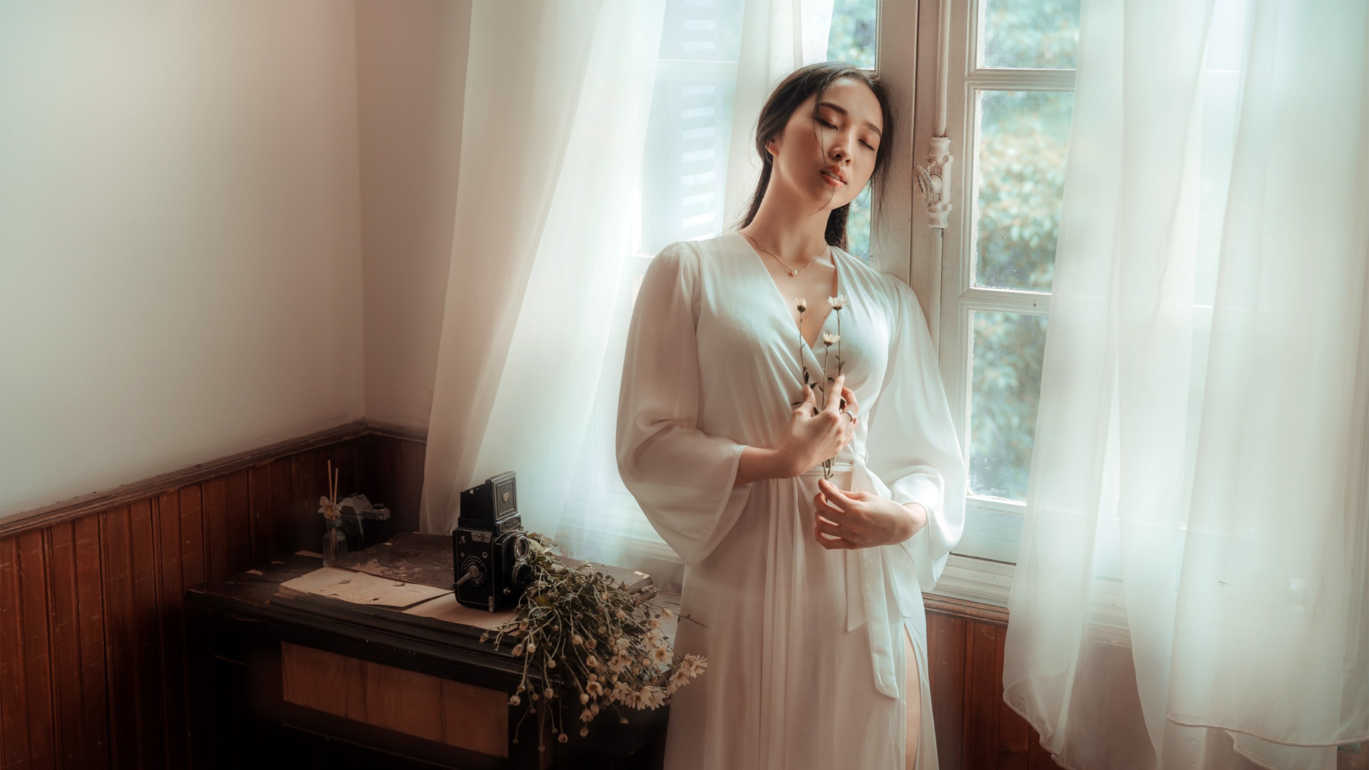 穿白色裙子美女 闭眼 花束 文艺复古美女壁纸