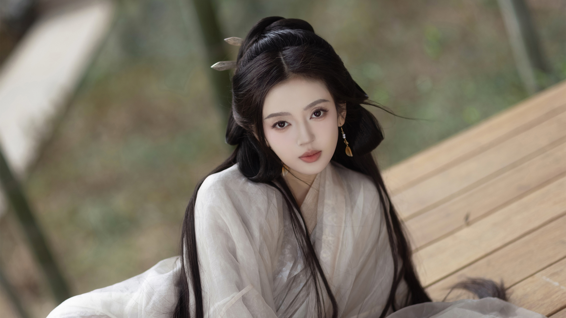 古装美女何瑞贤高清桌面壁纸，免费电脑壁纸下载