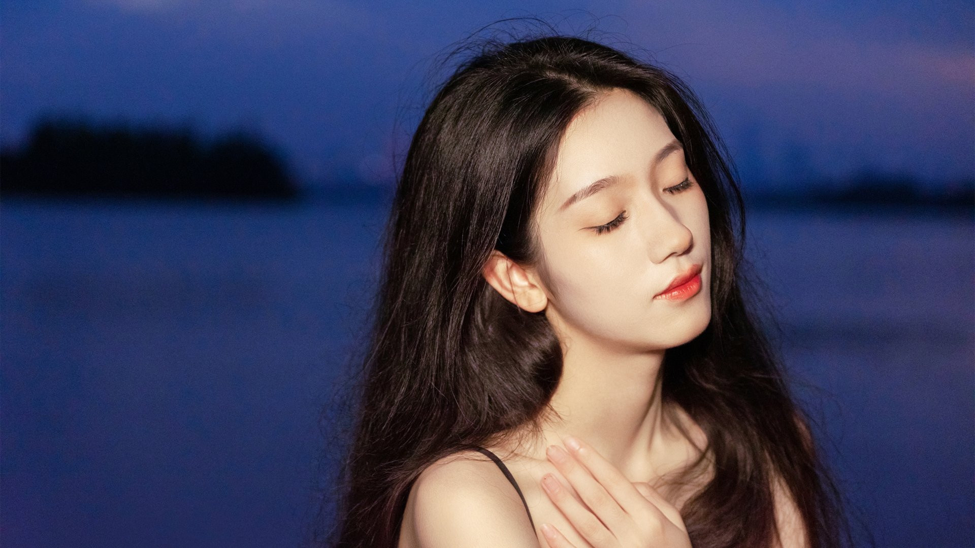 夜晚夜景闭眼美女免费电脑壁纸下载