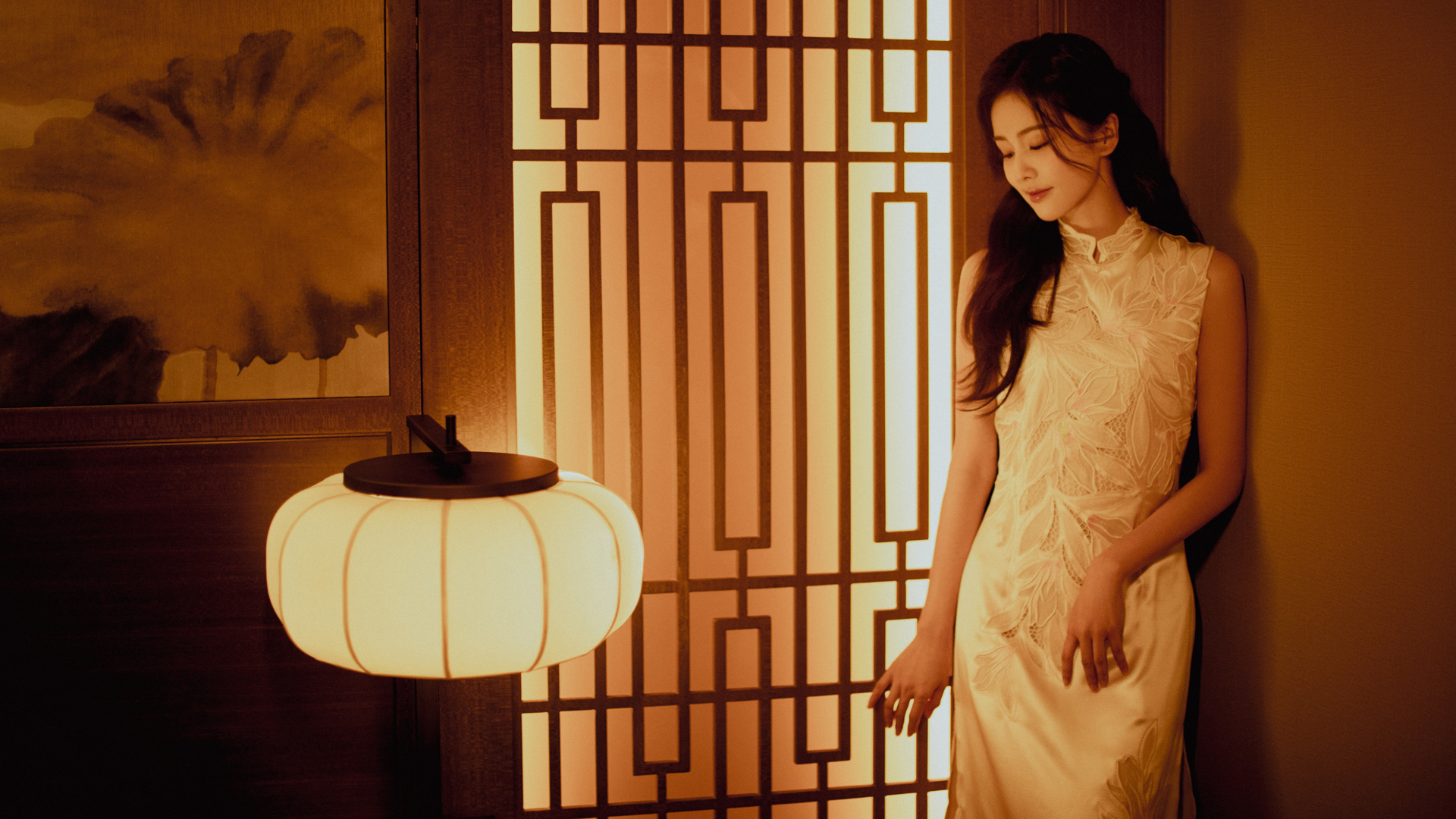 白鹿旗袍美女，精选中国风电脑壁纸，免费下载！