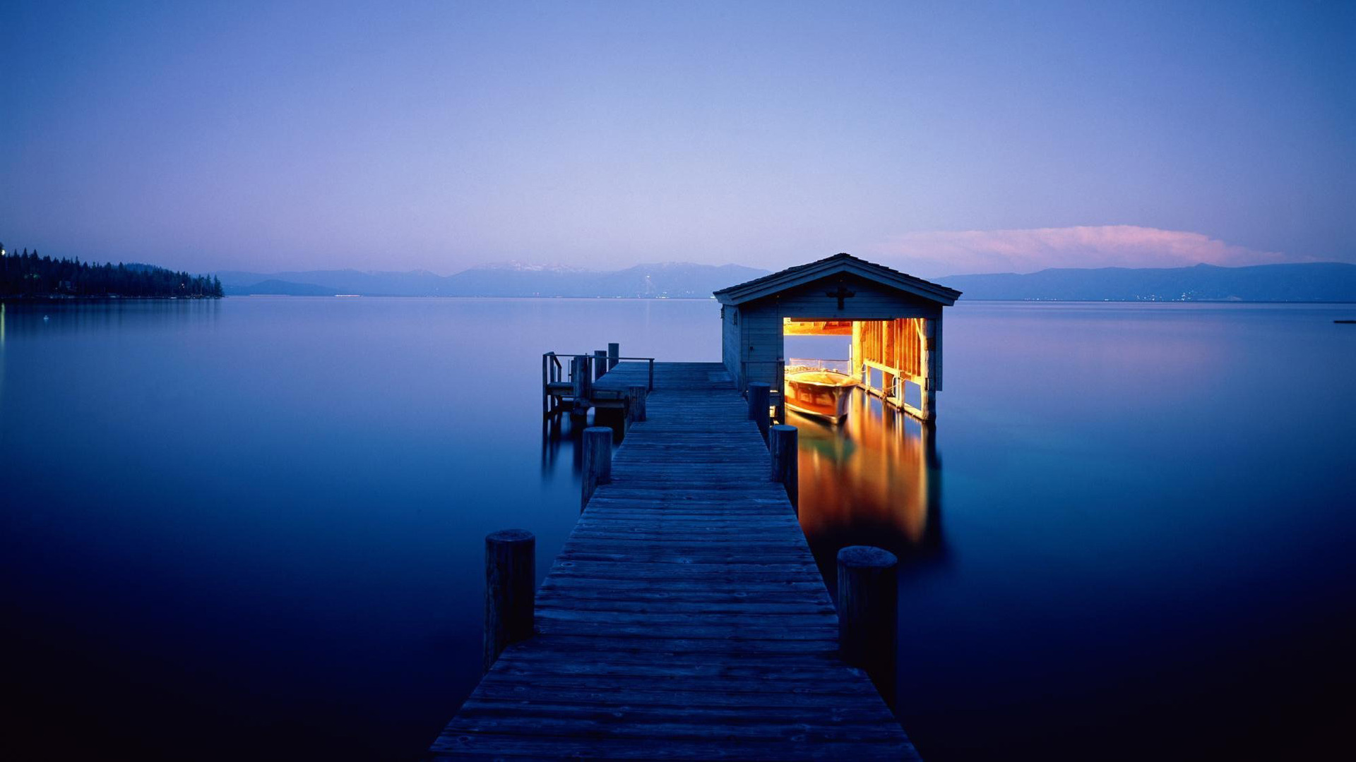 迷人的码头风景，夜间，湖水，房子，桥，桌面壁纸