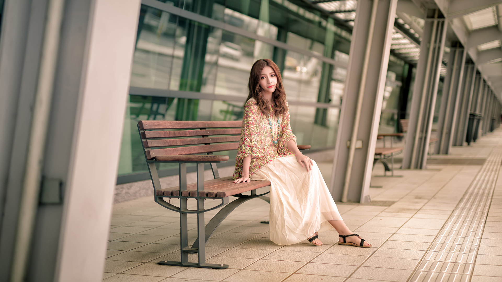 美女写真，陈予长卷发美女穿裙坐椅优雅姿态，高清壁纸免费下载