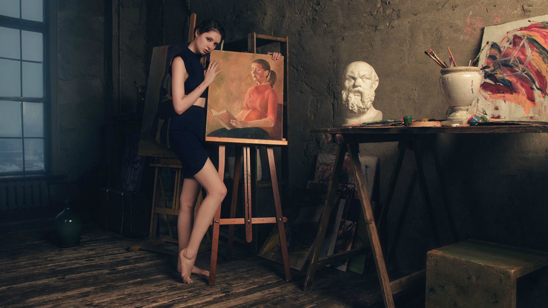 美女绘画展示，免费下载女孩画室专属桌面壁纸