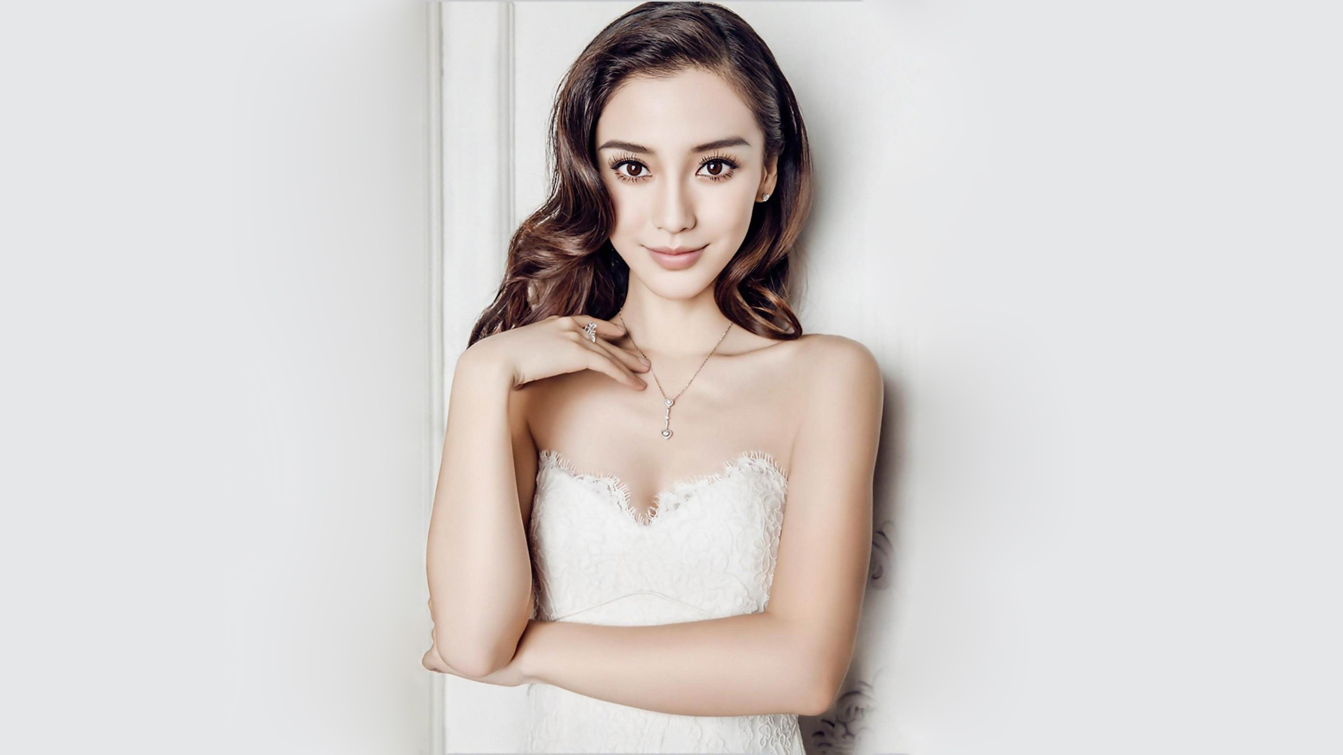 杨颖（Angelababy）女神桌面壁纸，白色背景美女图片，免费电脑壁纸下载