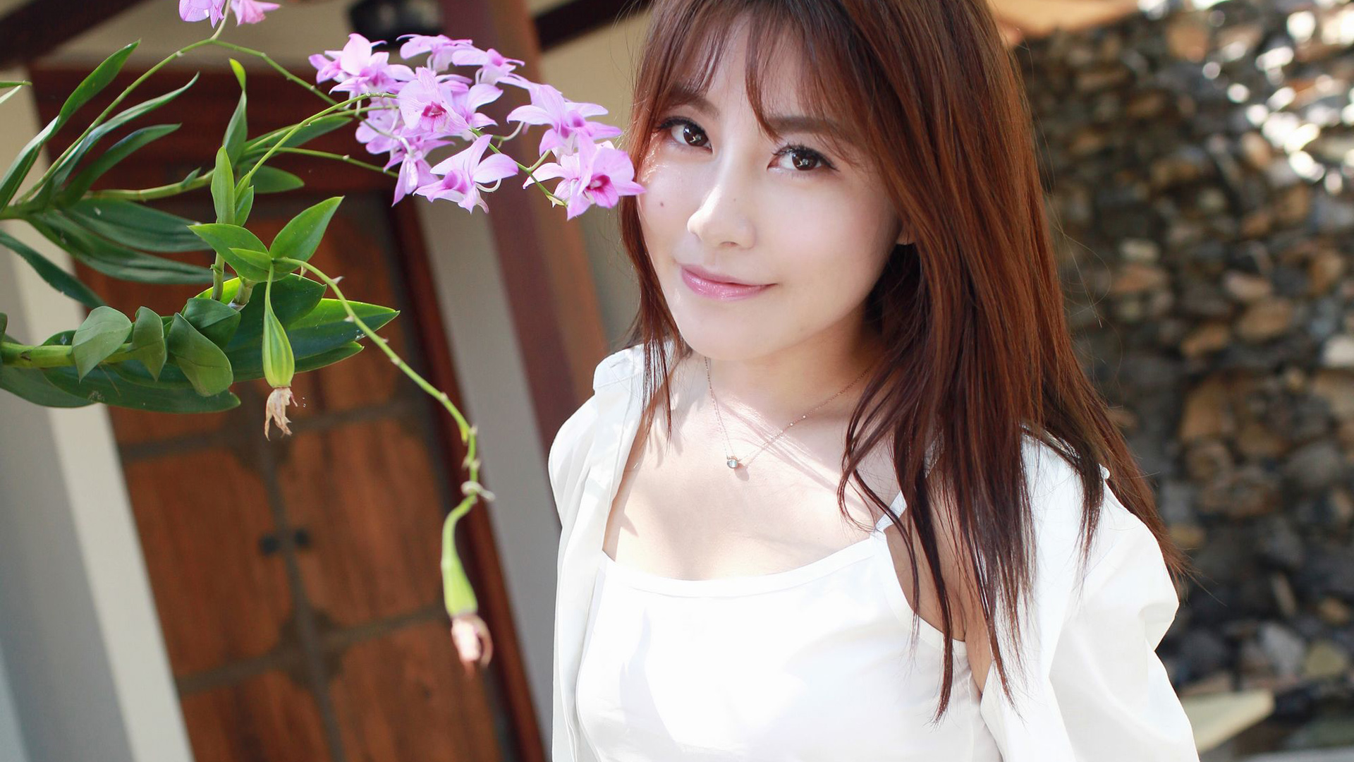 女神Sabrina微笑眼神电脑壁纸，免费下载白色上衣美女图片