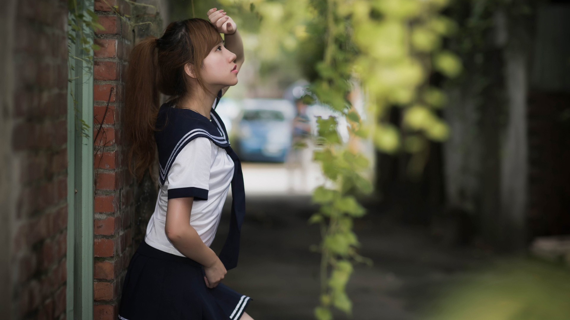 学生制服裙装风采，街头倩影与美景壁纸，免费下载高清电脑桌面背景