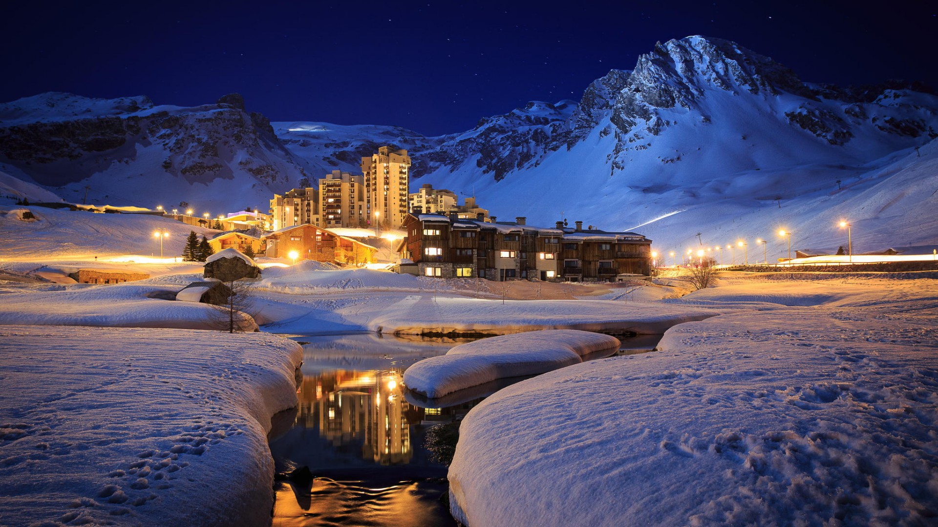 冬日雪景山河度假壁纸，房子依河而筑，雪地风光无限，免费下载电脑桌面背景