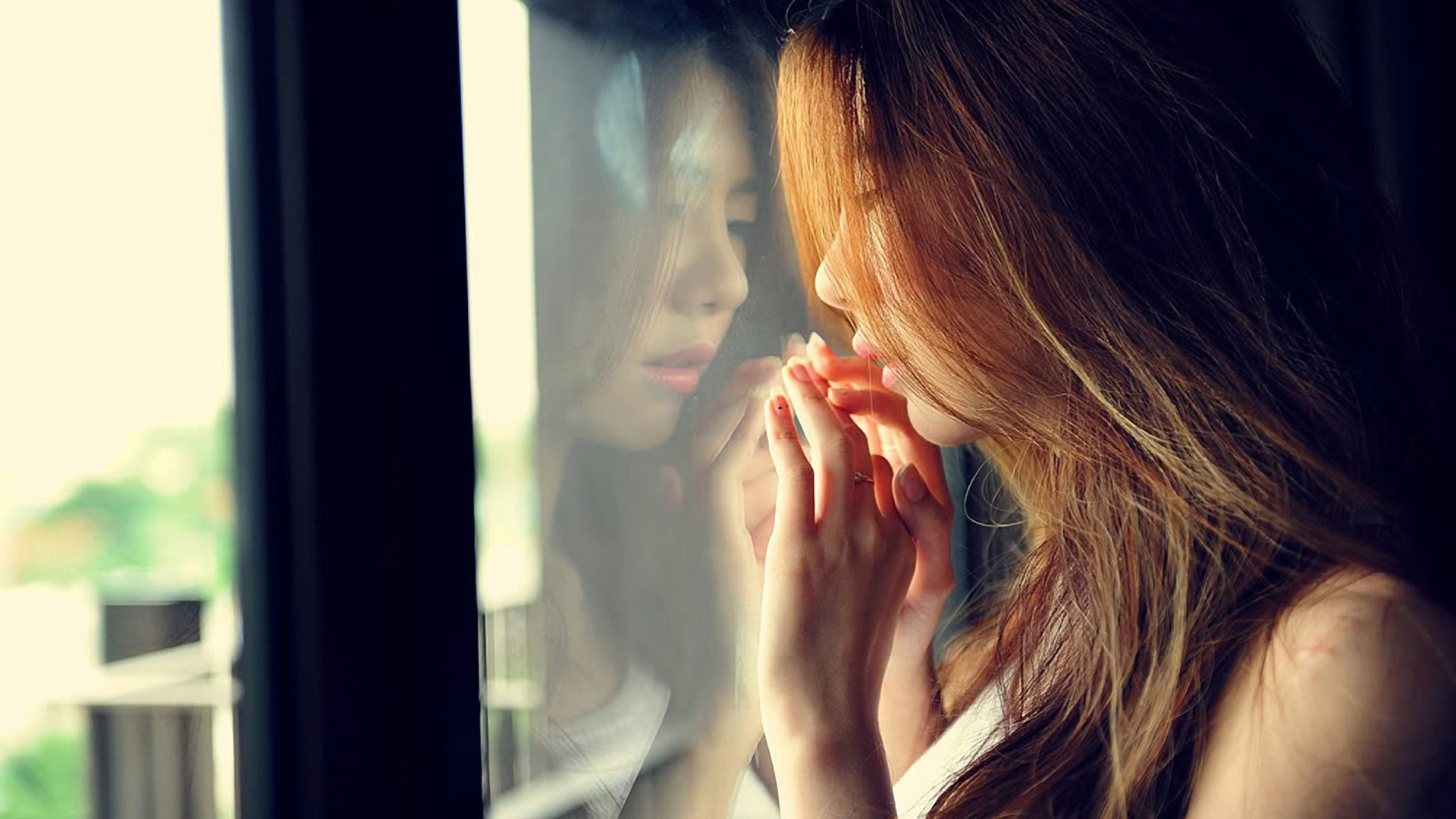 对着窗前玻璃长发动人美女桌面壁纸