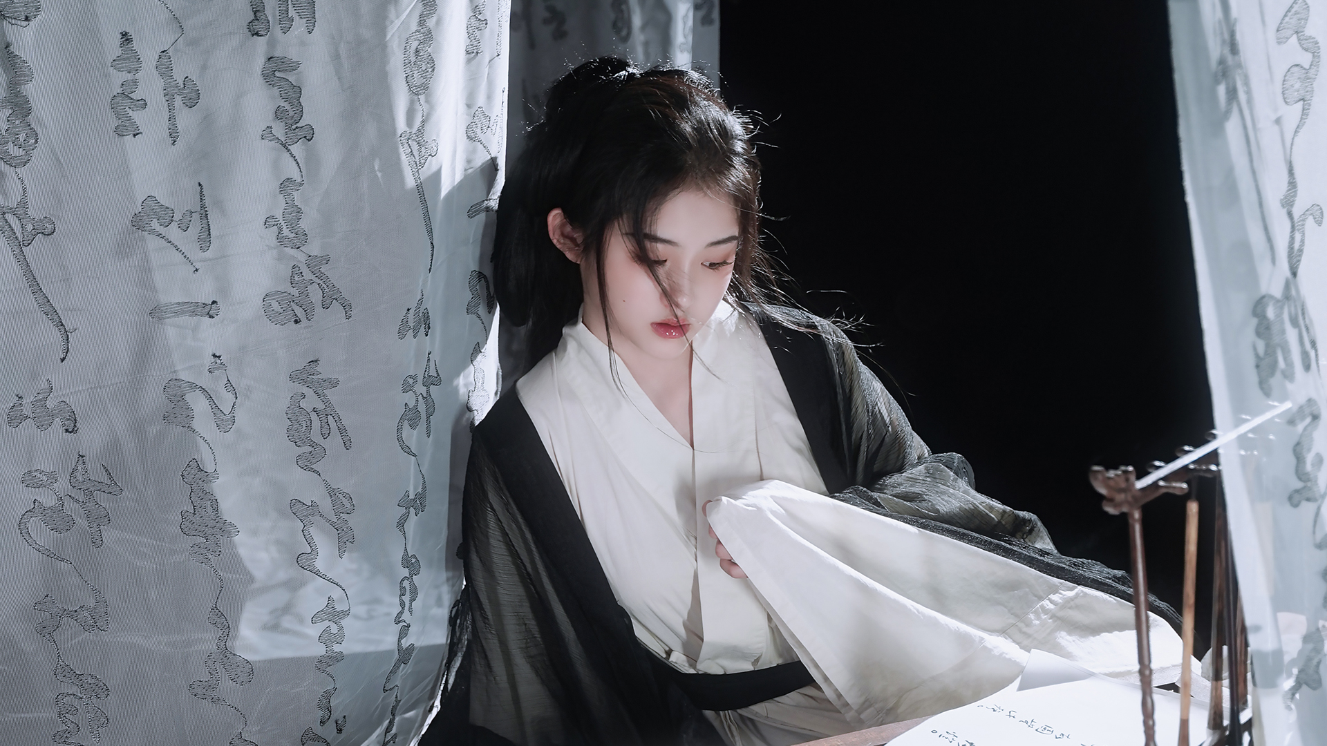唯美古风黑白居士服美女高清壁纸，免费电脑壁纸下载