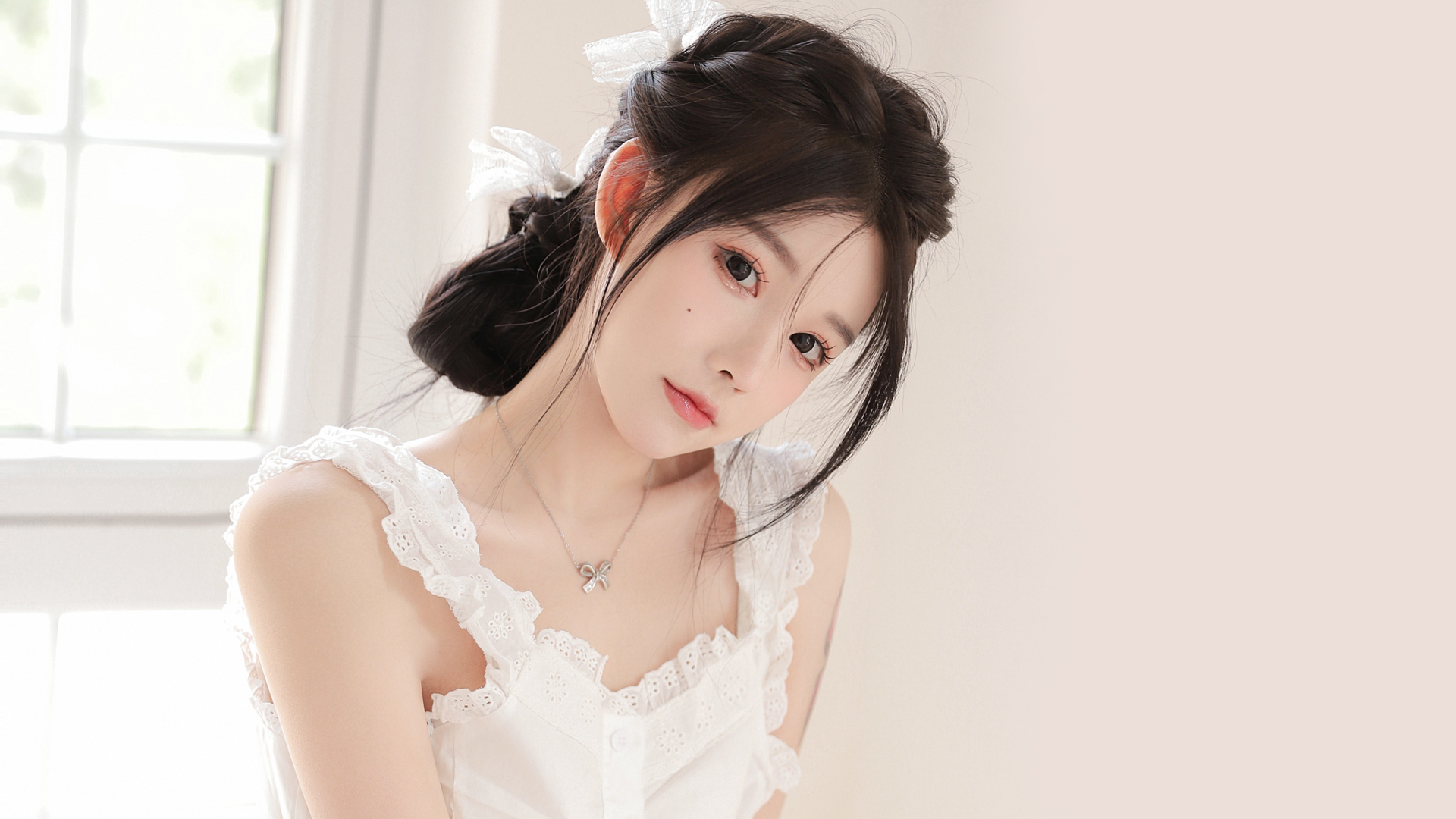 居家清纯可爱美女 白色衣服 养眼 美女高清壁纸