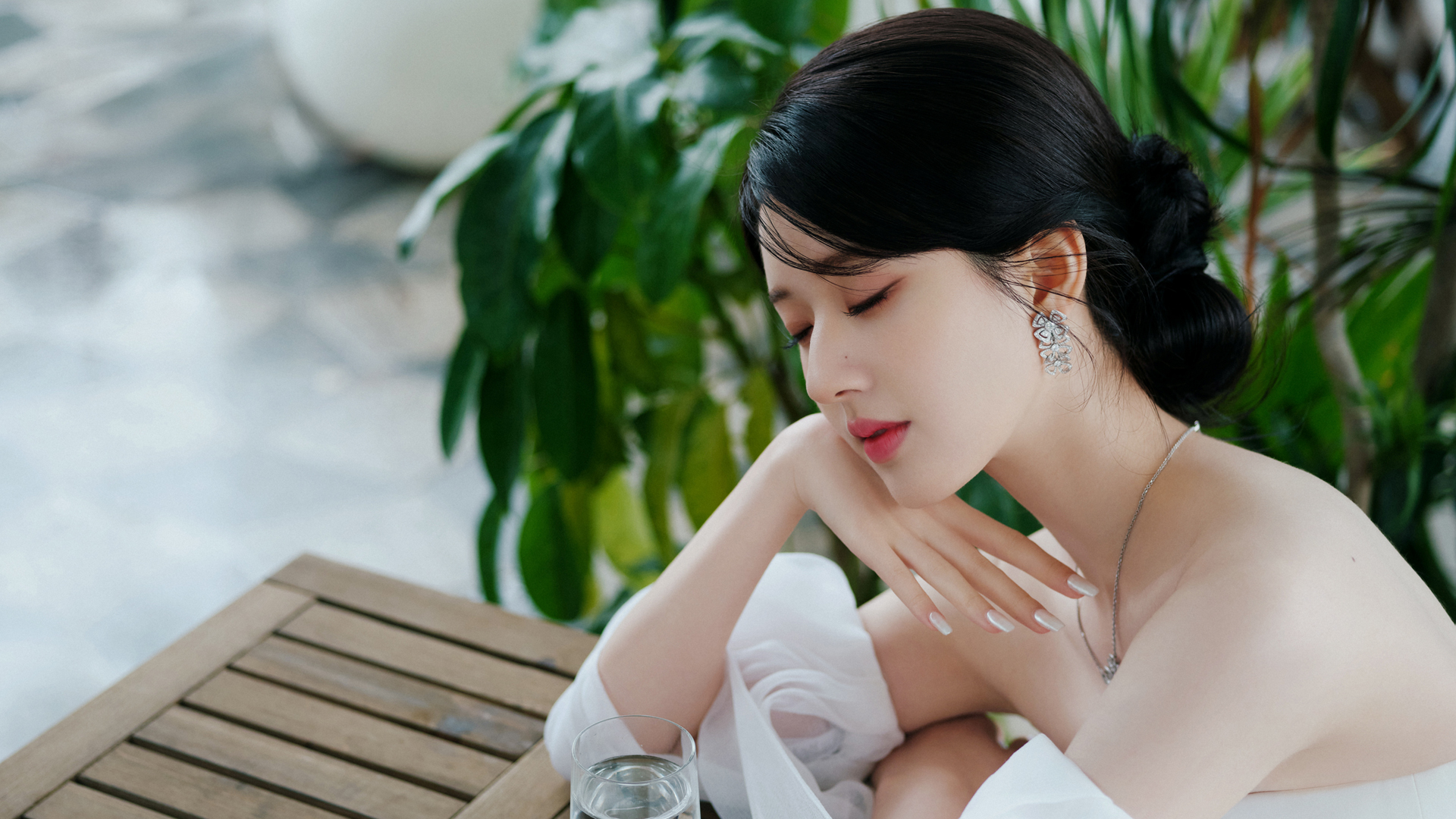 赵露思唯美侧脸，闭眼美女高清壁纸，免费电脑壁纸下载