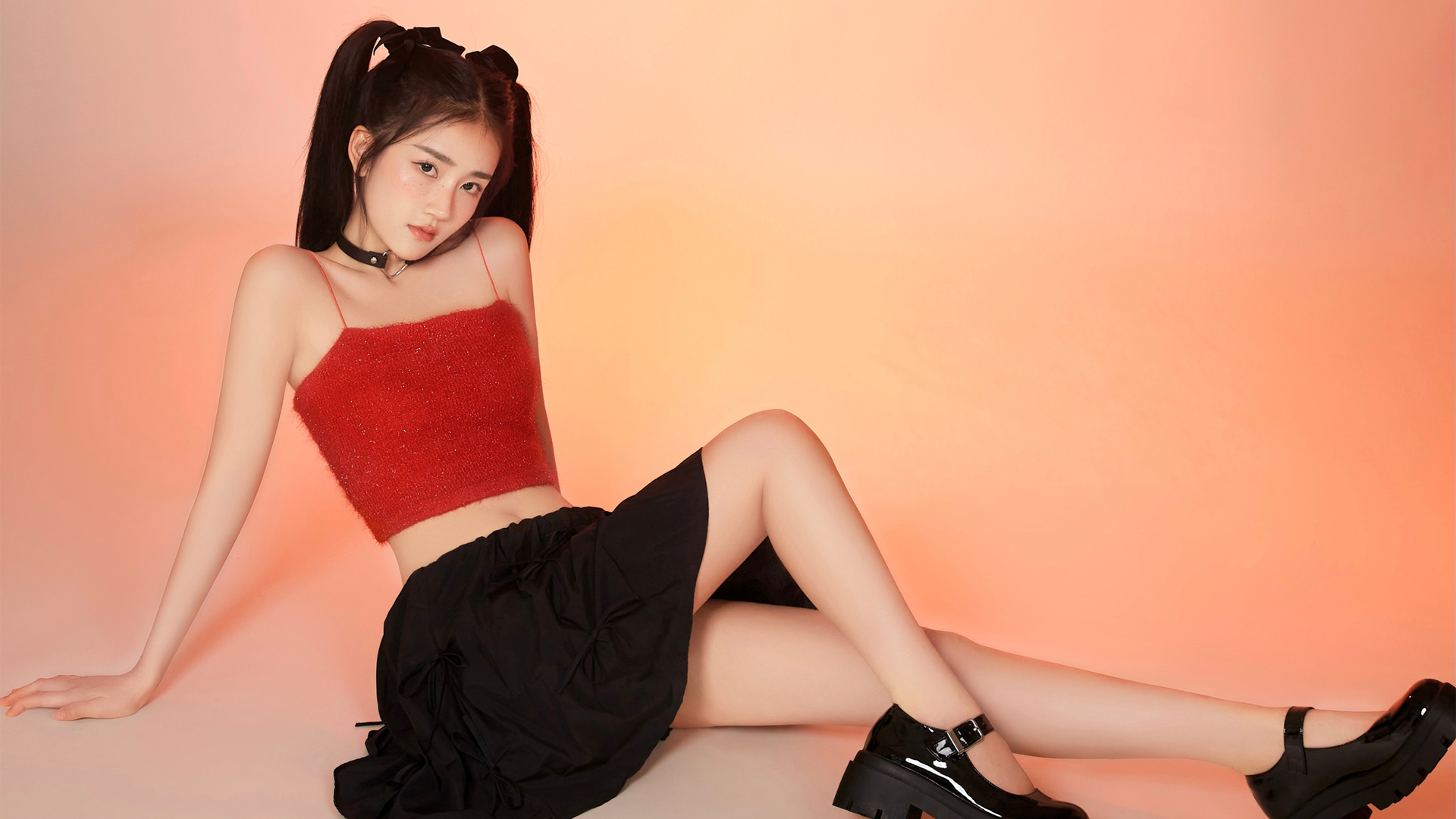 潘敏美照集，红色吊带毛衣搭配黑色短裙，美腿尽显，高清壁纸免费下载