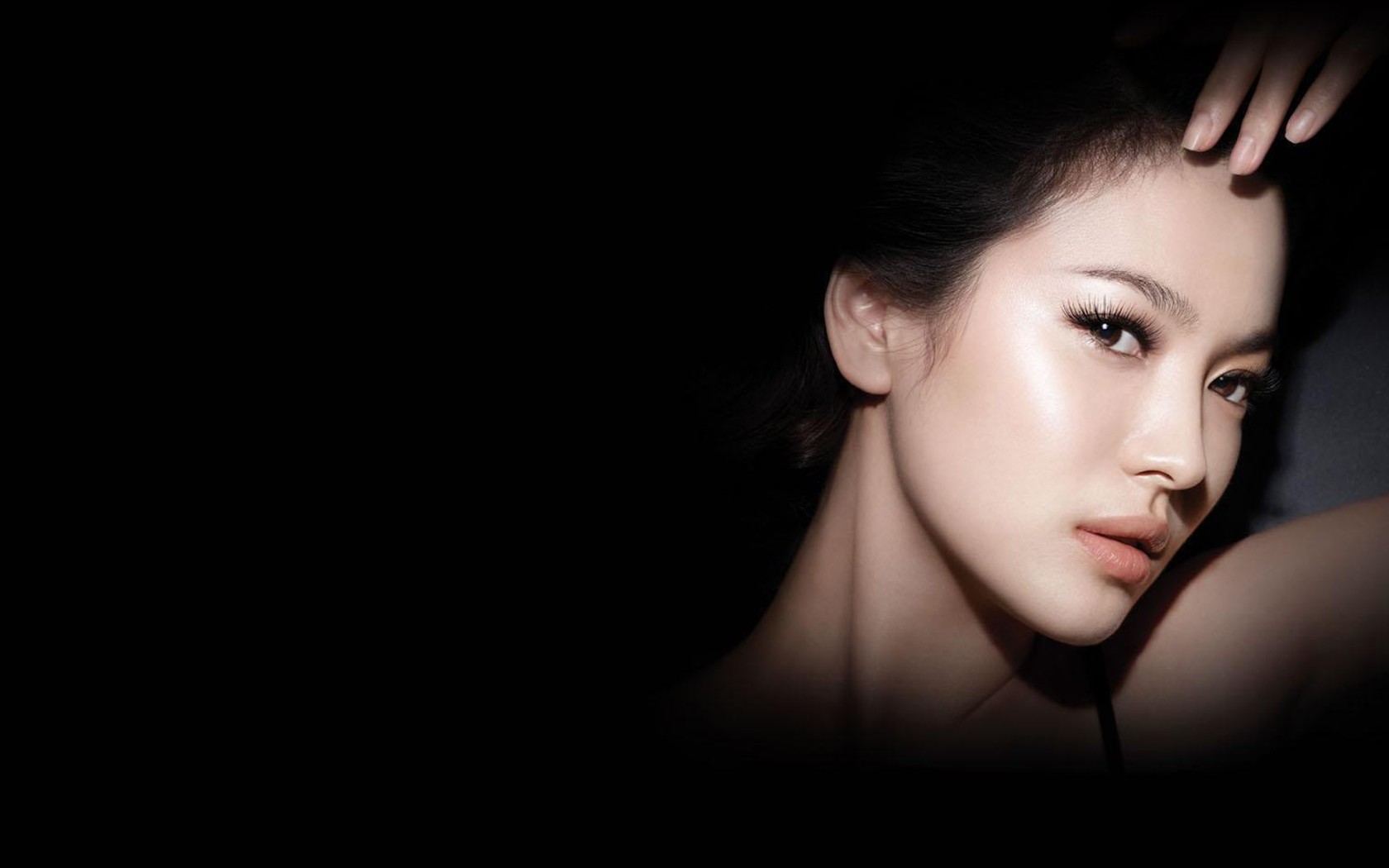 高清宽屏美女壁纸，养眼桌面背景，免费下载新体验！