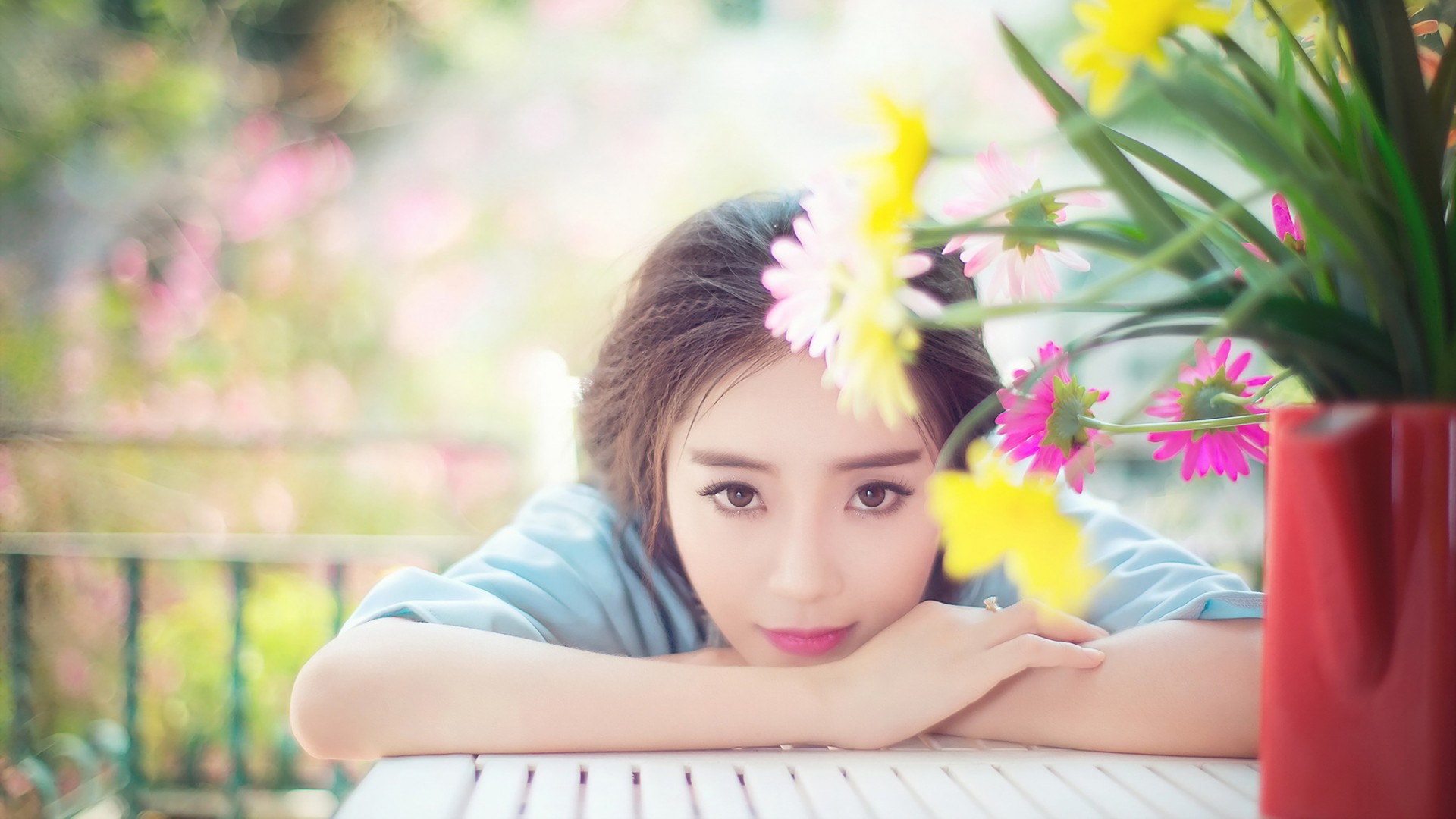 清新明眸少女壁纸，鲜花映衬下的清纯美女，点亮你的心情，免费下载桌面壁纸