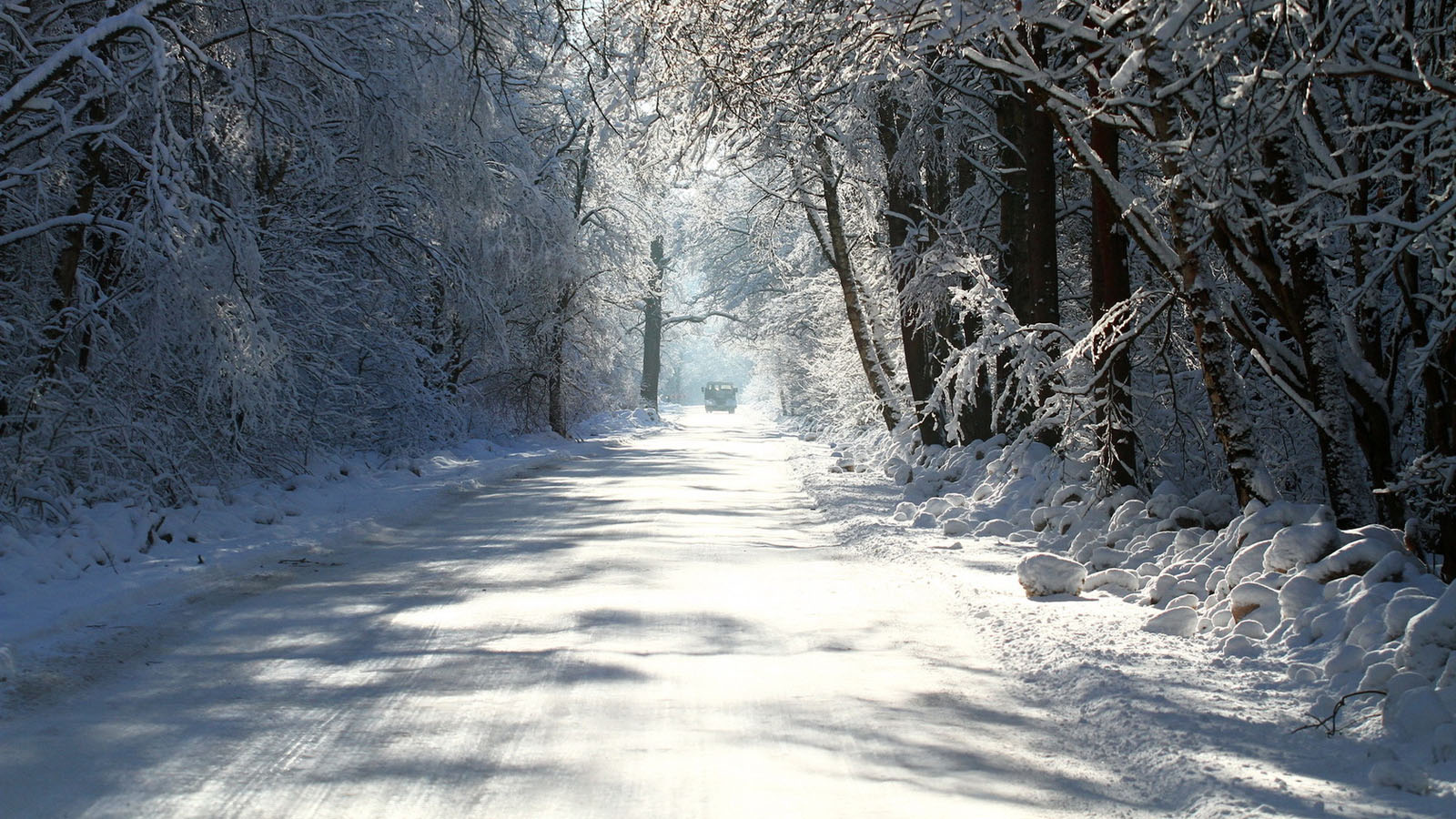静谧公路雪景壁纸，高清免费电脑桌面背景下载