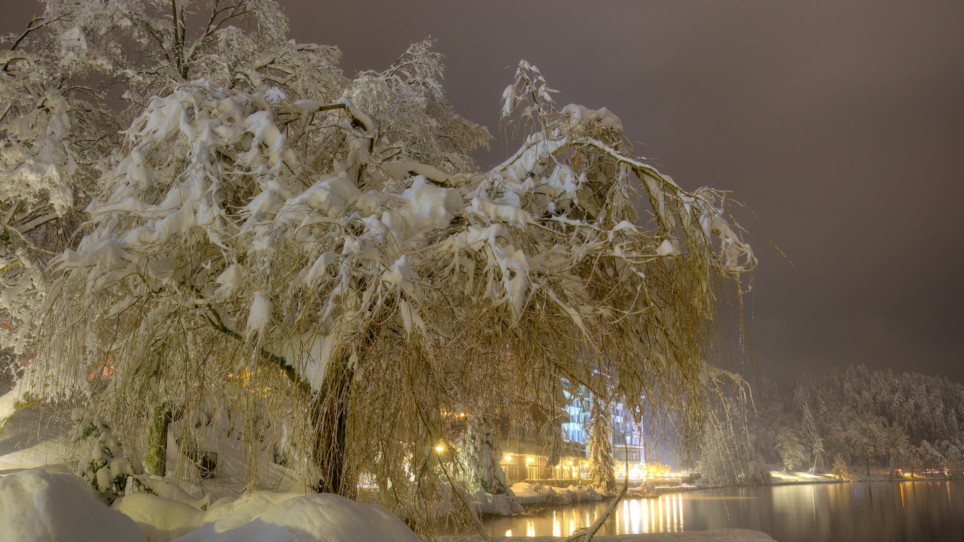 冬日雪夜，河流雪堆相映成趣，免费高清风景壁纸下载