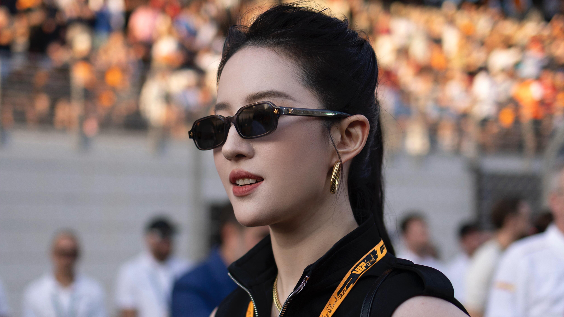 刘亦菲戴黑色墨镜高清美图，免费电脑美女壁纸下载