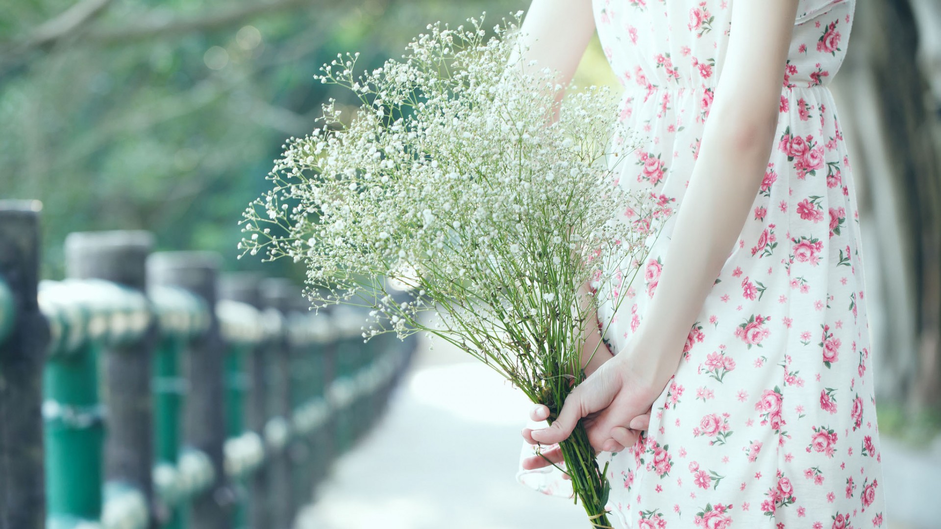 小清新女生背影花束裙装唯美壁纸，免费高清电脑壁纸下载