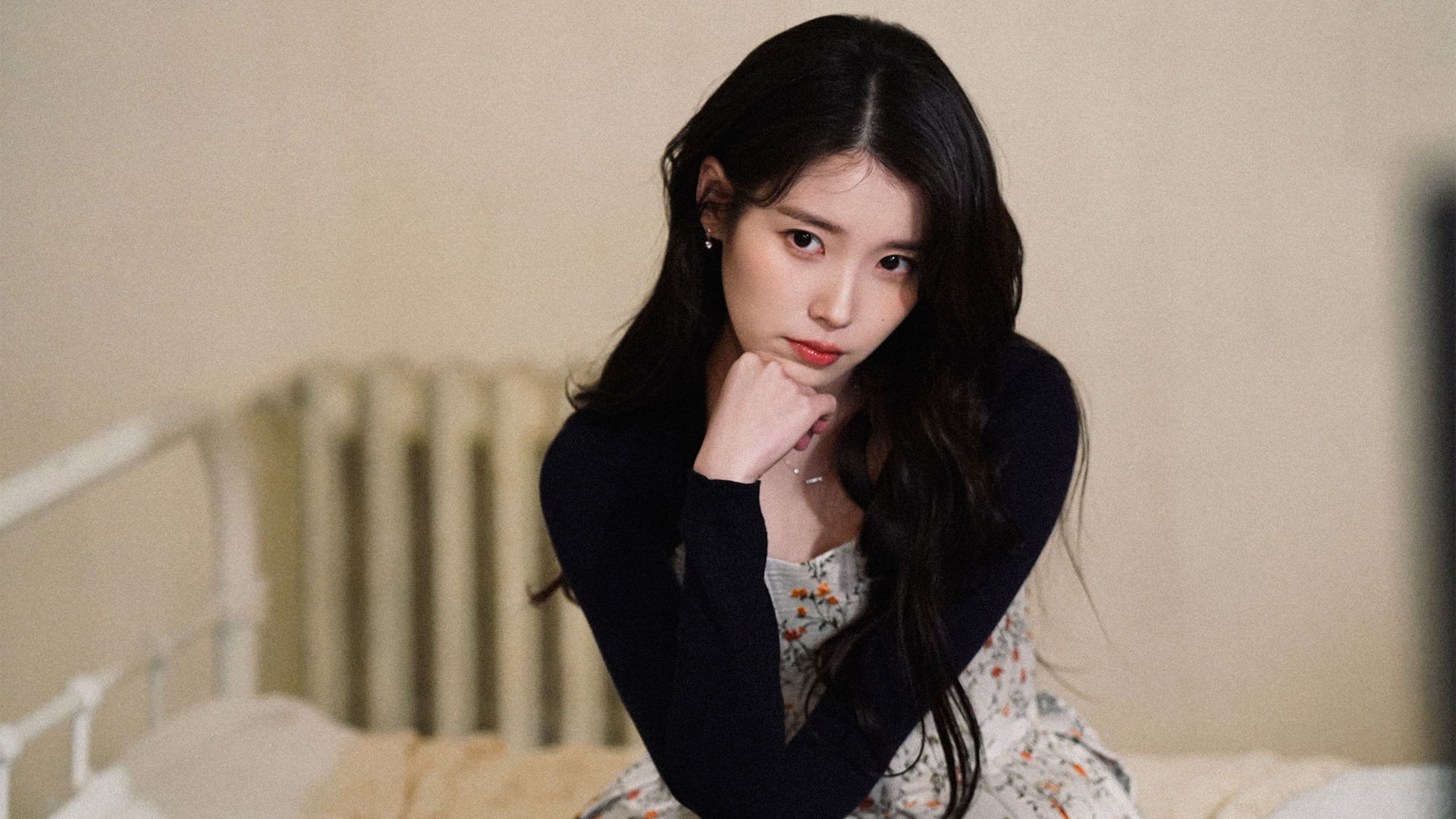 漂亮长发美女李知恩桌面壁纸