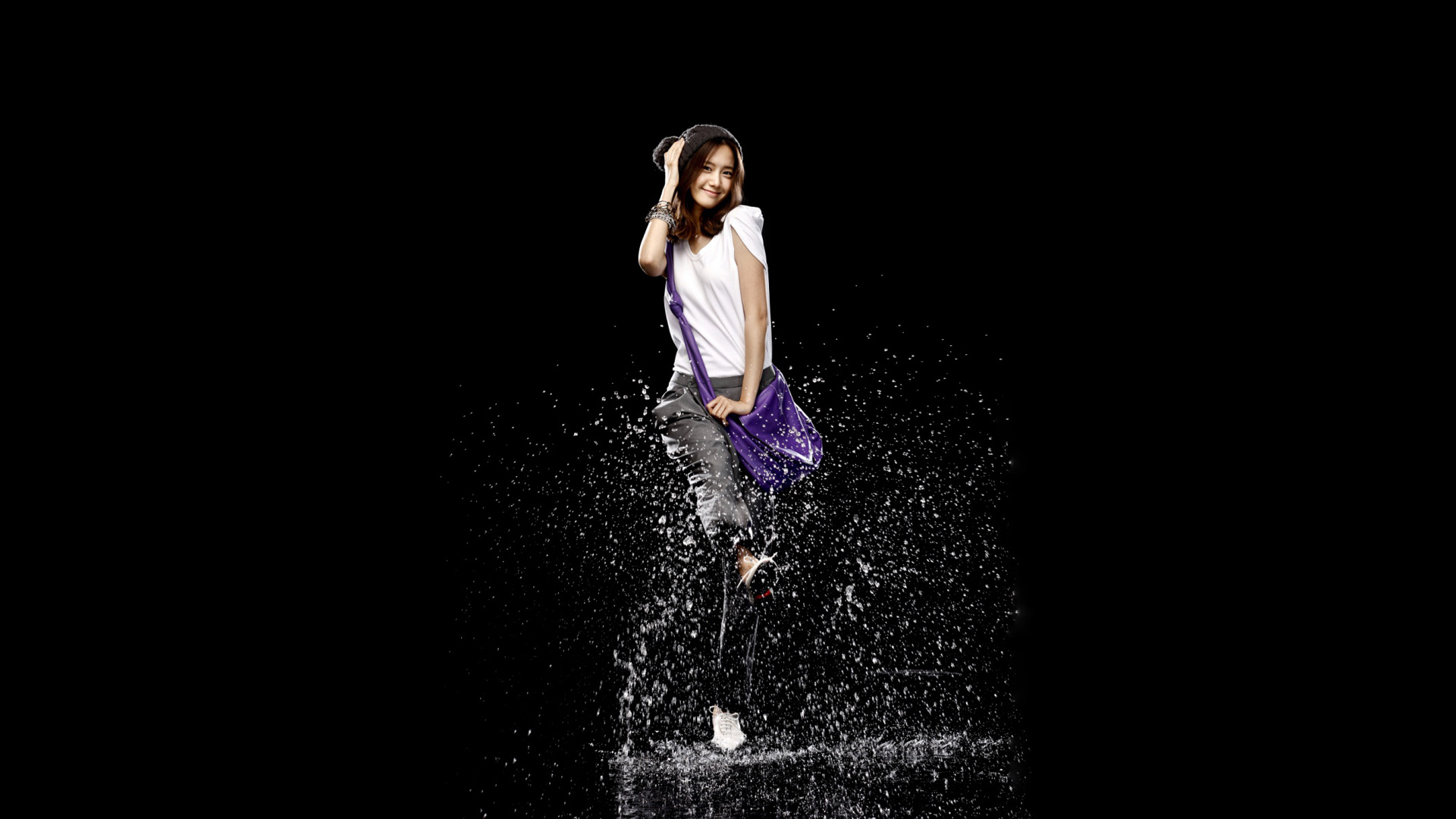 有乐趣的雨美女桌面壁纸