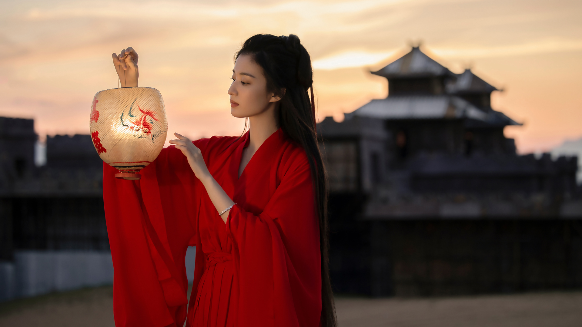 王楚然，红衣古韵，灯笼映美，古风壁纸免费下载