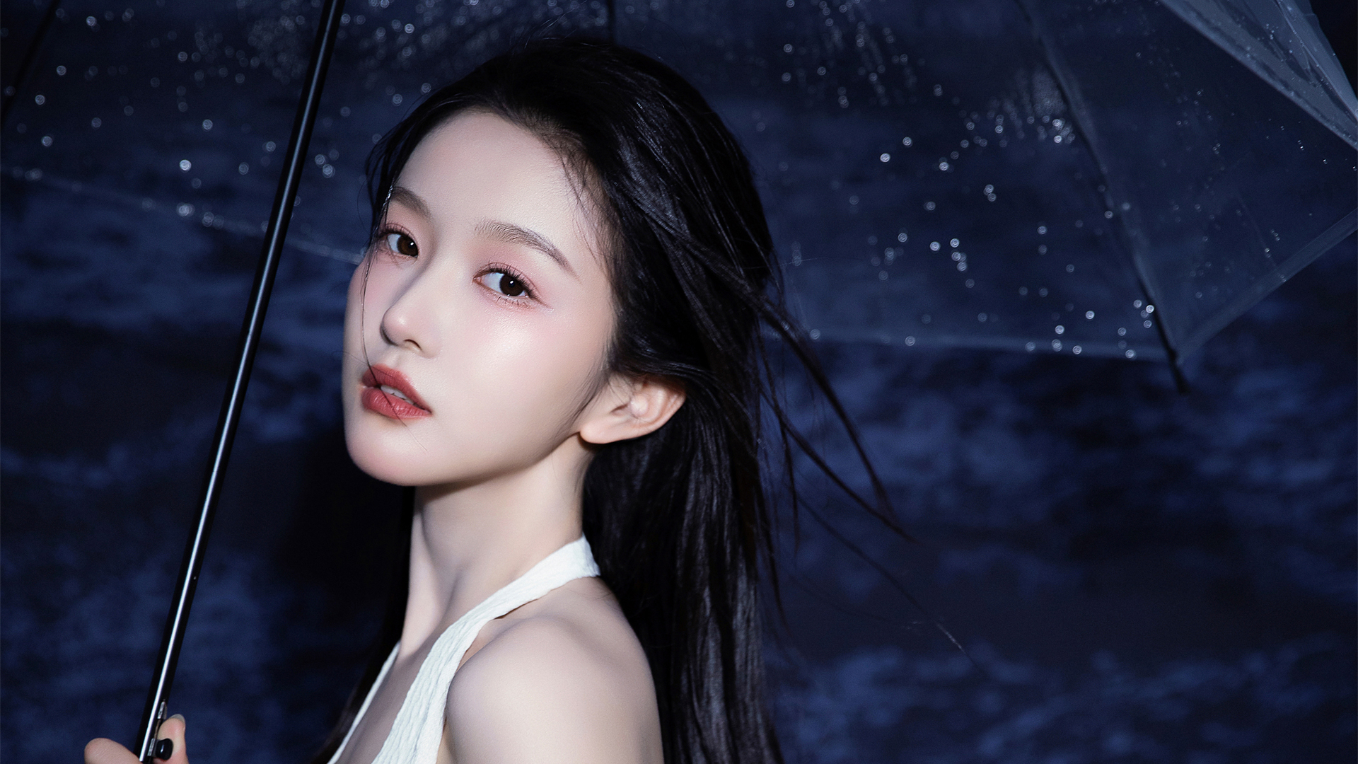清纯美女回眸瞬间，撑伞倩影电脑壁纸，免费高清下载