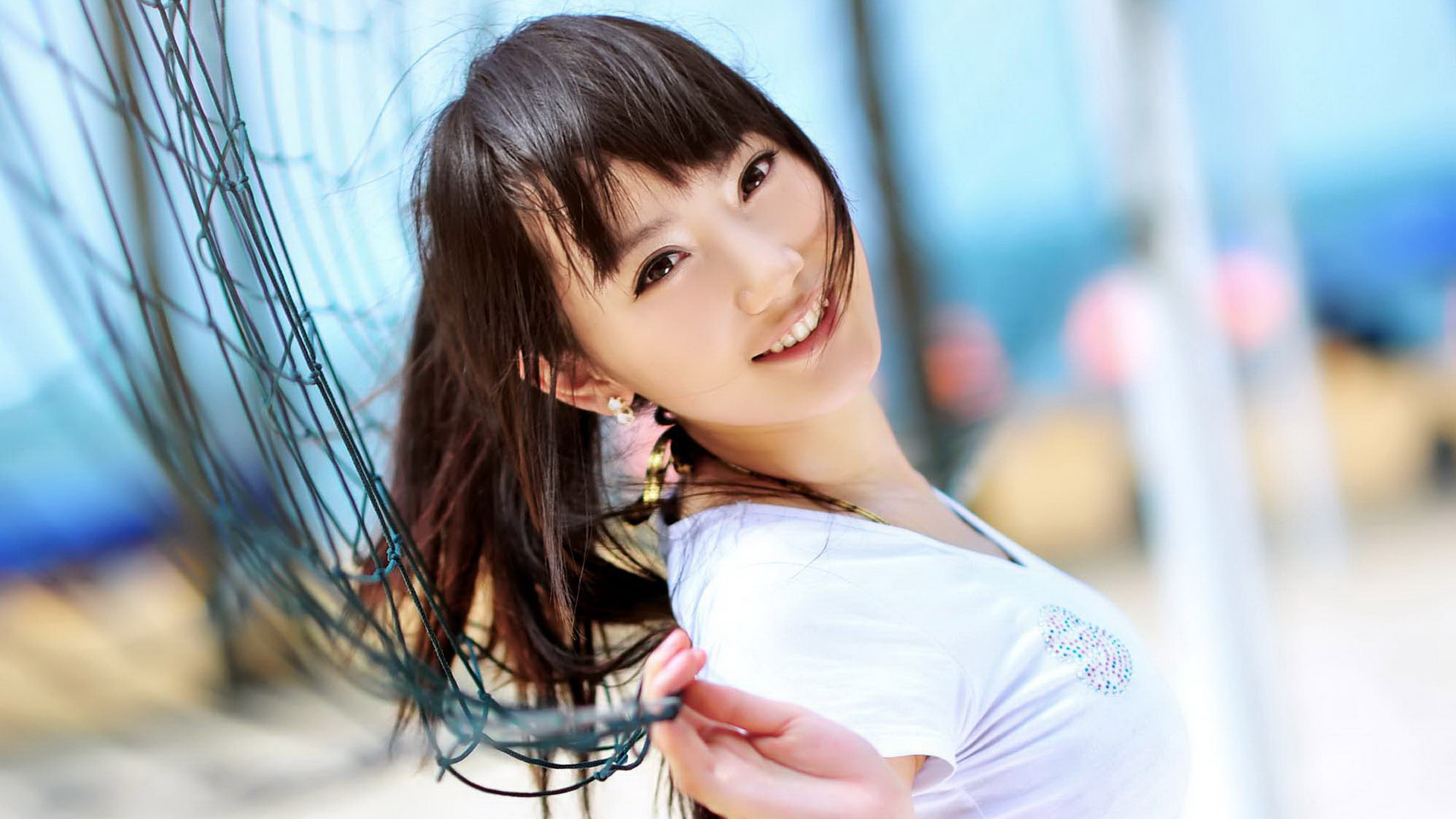 美丽微笑美女壁纸，免费电脑桌面背景下载