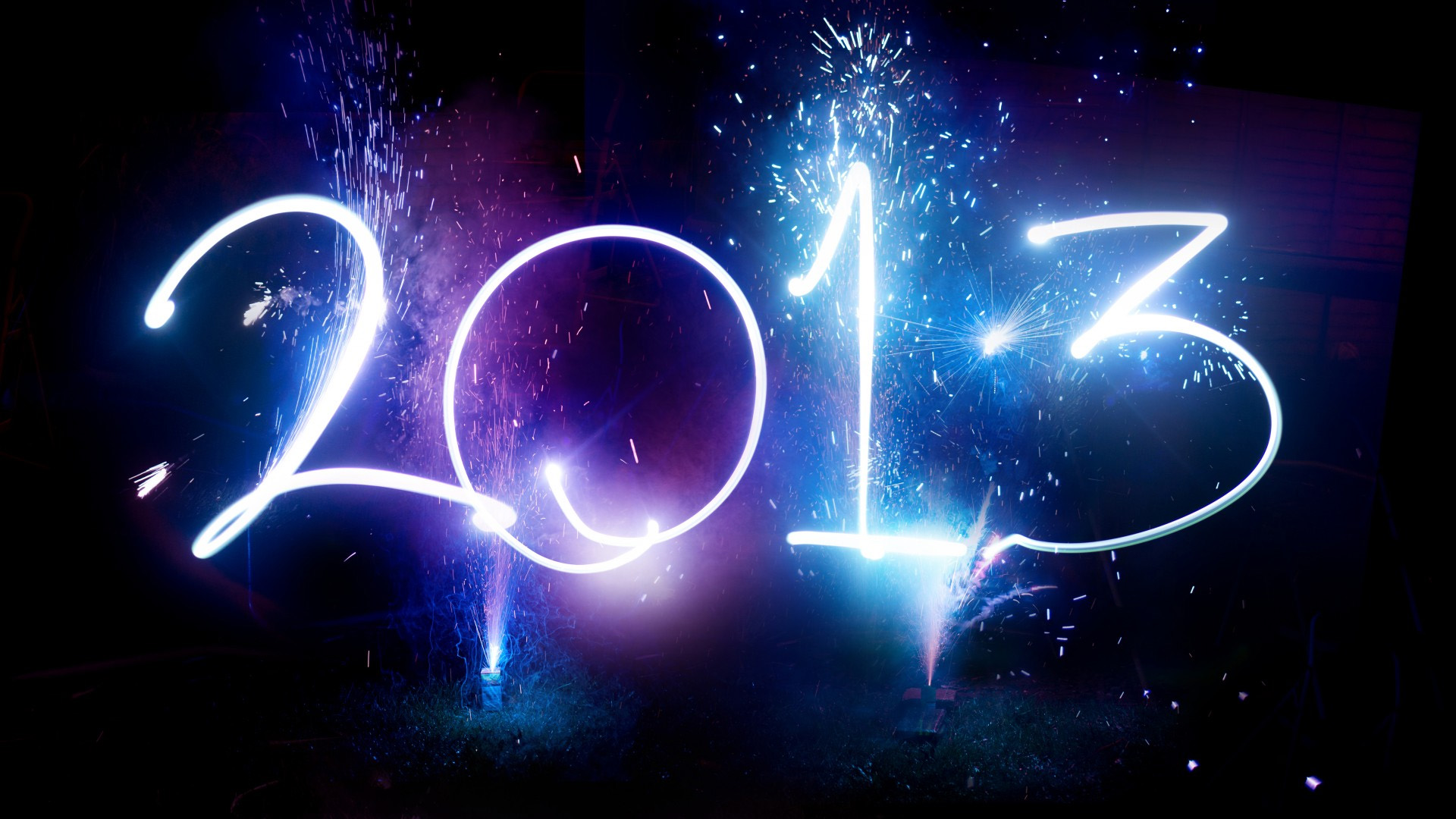 2013年数字烟花天空宽屏新年壁纸，免费下载精美电脑壁纸设计