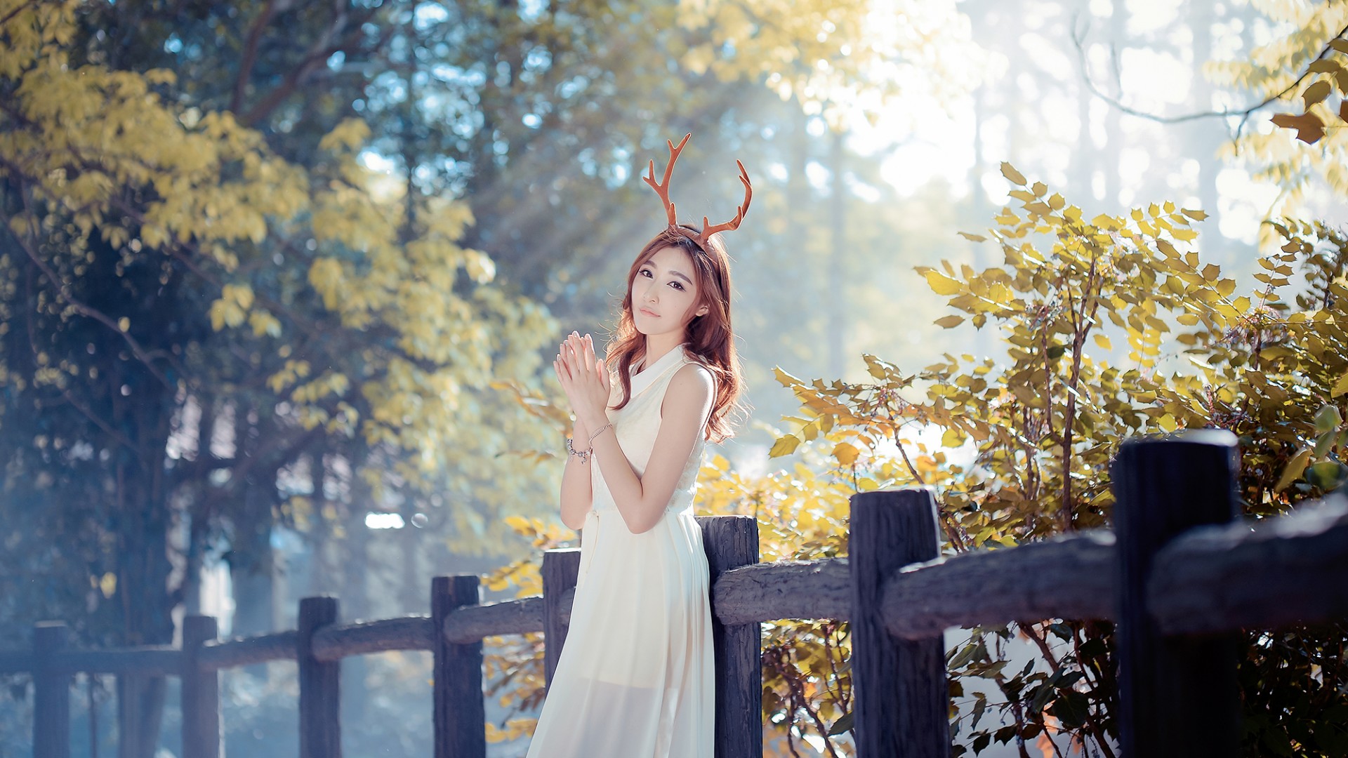 一个人的秋日童话，清纯美女与树林栅栏间的唯美风景，免费电脑壁纸下载