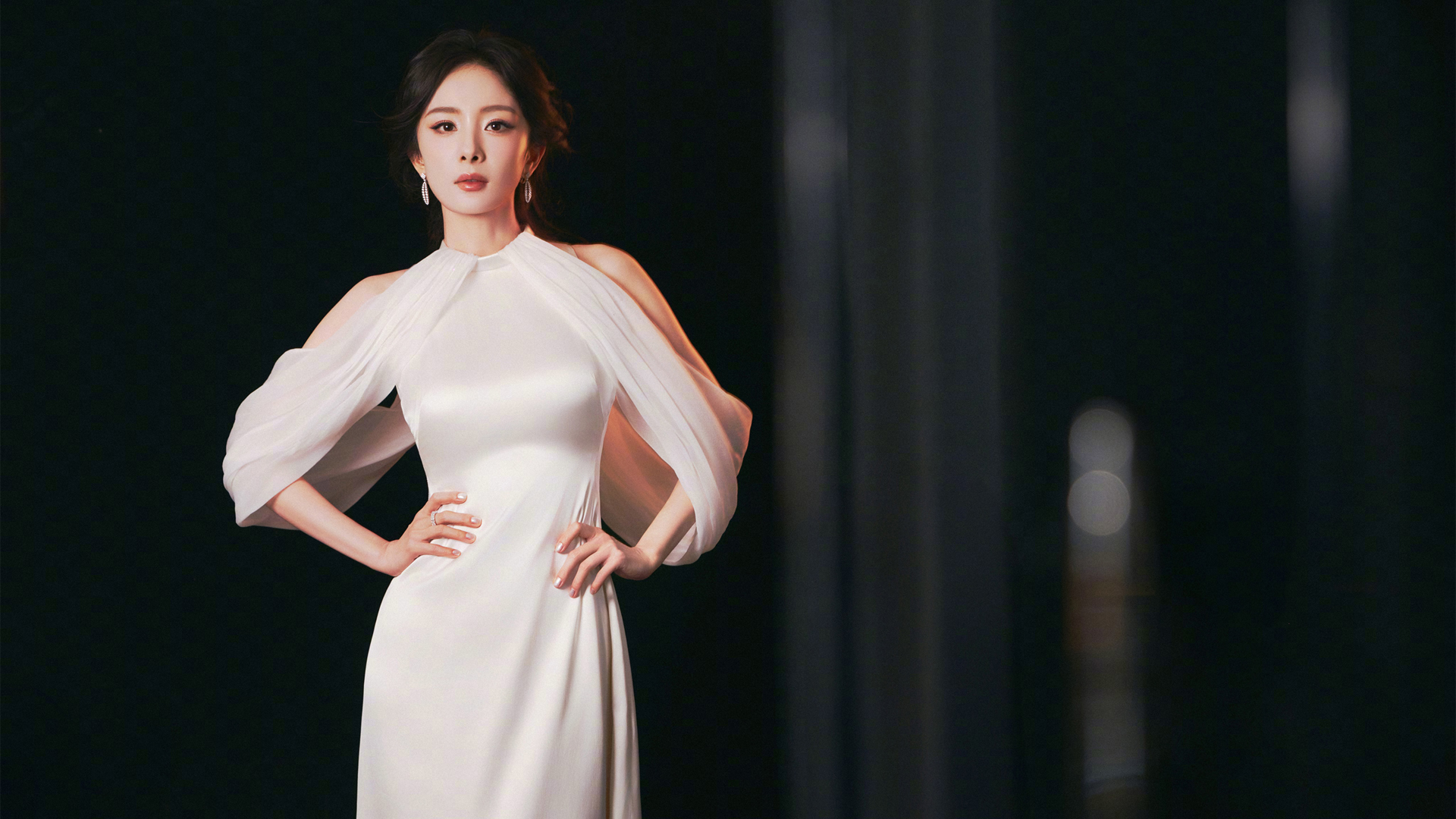 杨幂白色礼服裙子黑色背景美女免费电脑壁纸下载