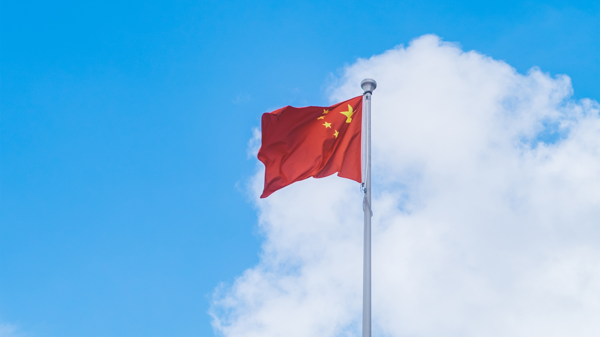 国庆节特辑，蓝天白云映衬下的五星红旗，免费高清电脑壁纸下载