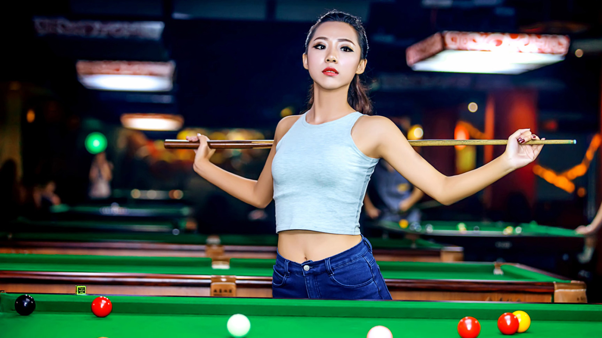 台球魅力，个性气质美女与台球桌的绝美瞬间，免费壁纸下载