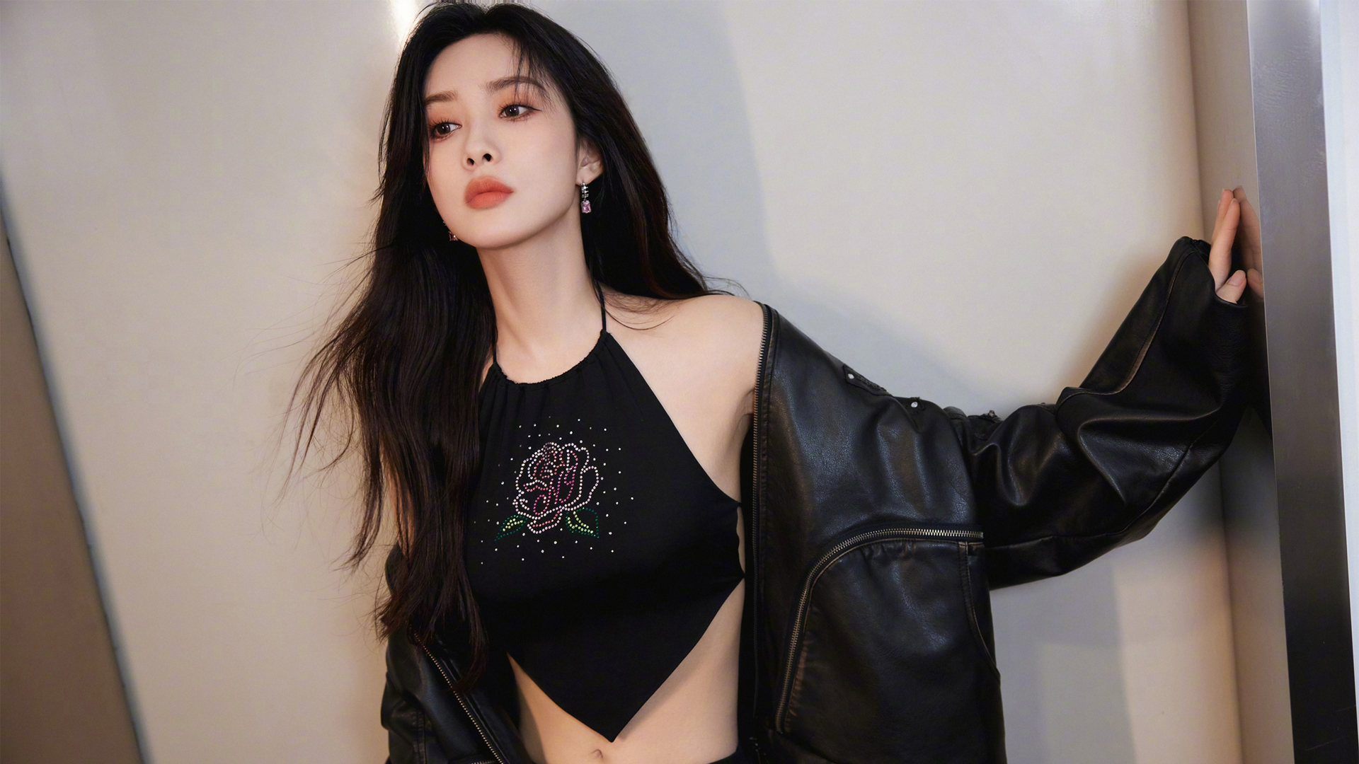 黑色套装孟子义美女壁纸，高清免费下载，电脑桌面美化首选