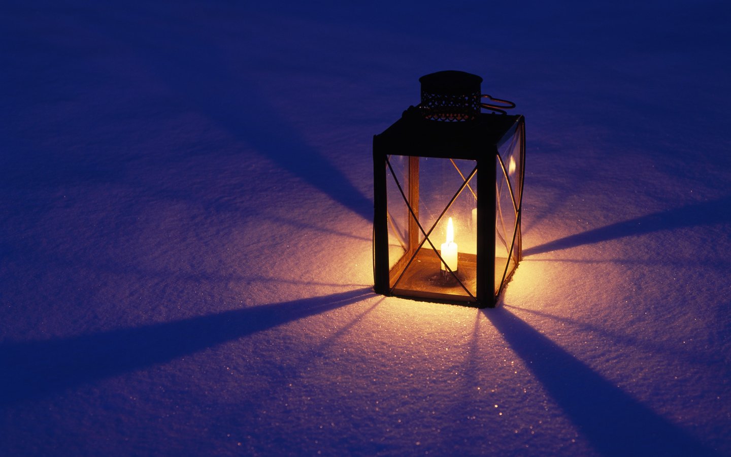 平安夜雪夜提灯壁纸，免费节日电脑壁纸下载