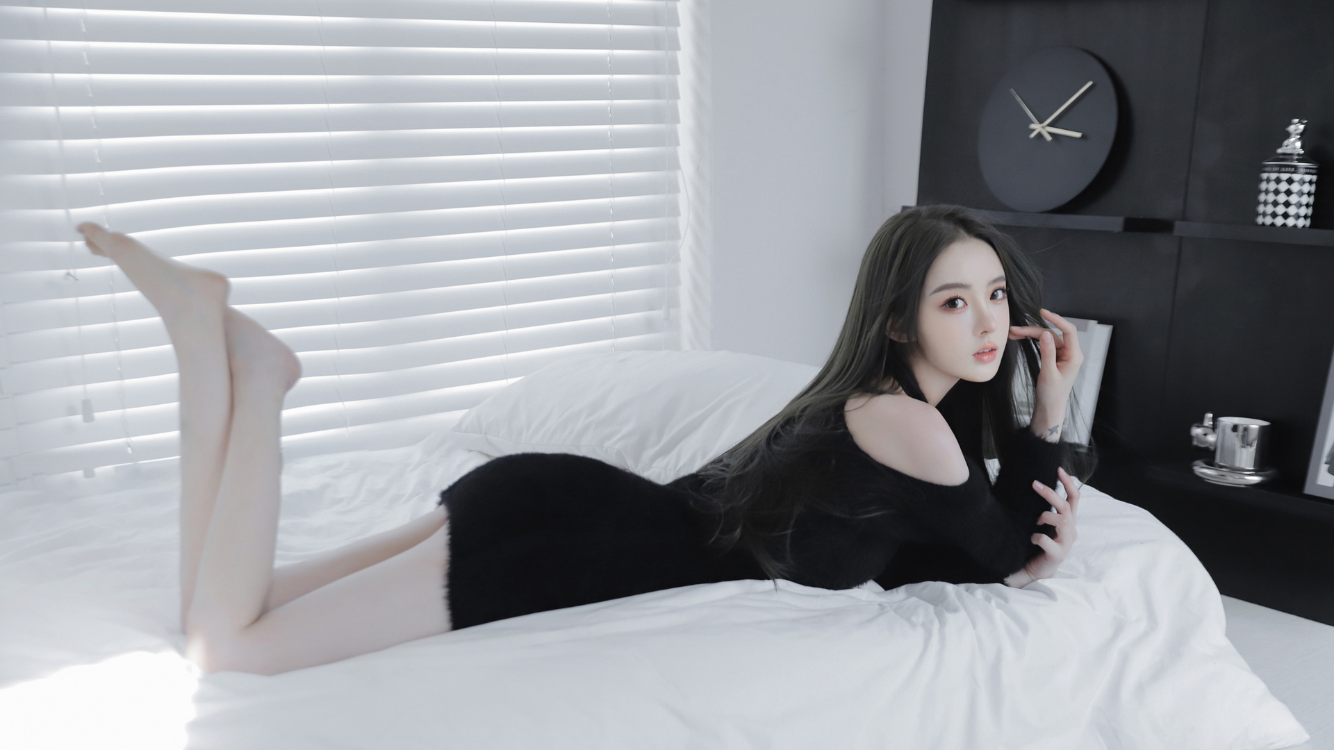 居家黑色毛衣连衣裙美女美腿电脑壁纸
