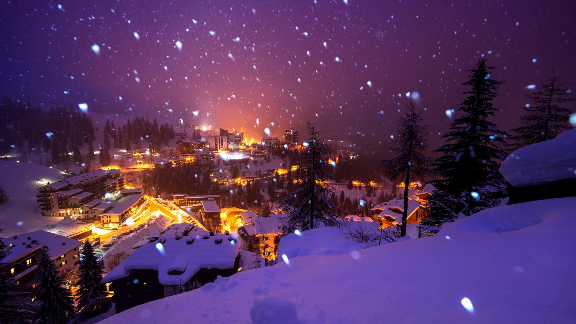 意大利阿尔卑斯山夜景，贝加莫飘雪灯光秀，绝美风景壁纸免费下载