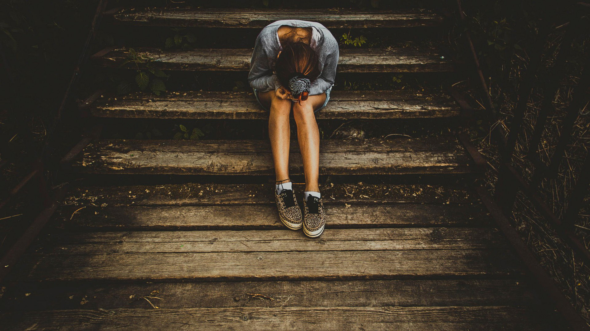 小女孩孤单寂寞，楼梯背影非主流壁纸，免费下载电脑桌面背景