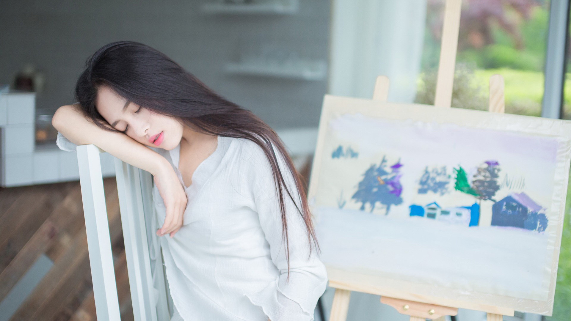 美女闭眼长发，着白衣如画中仙，免费桌面壁纸下载