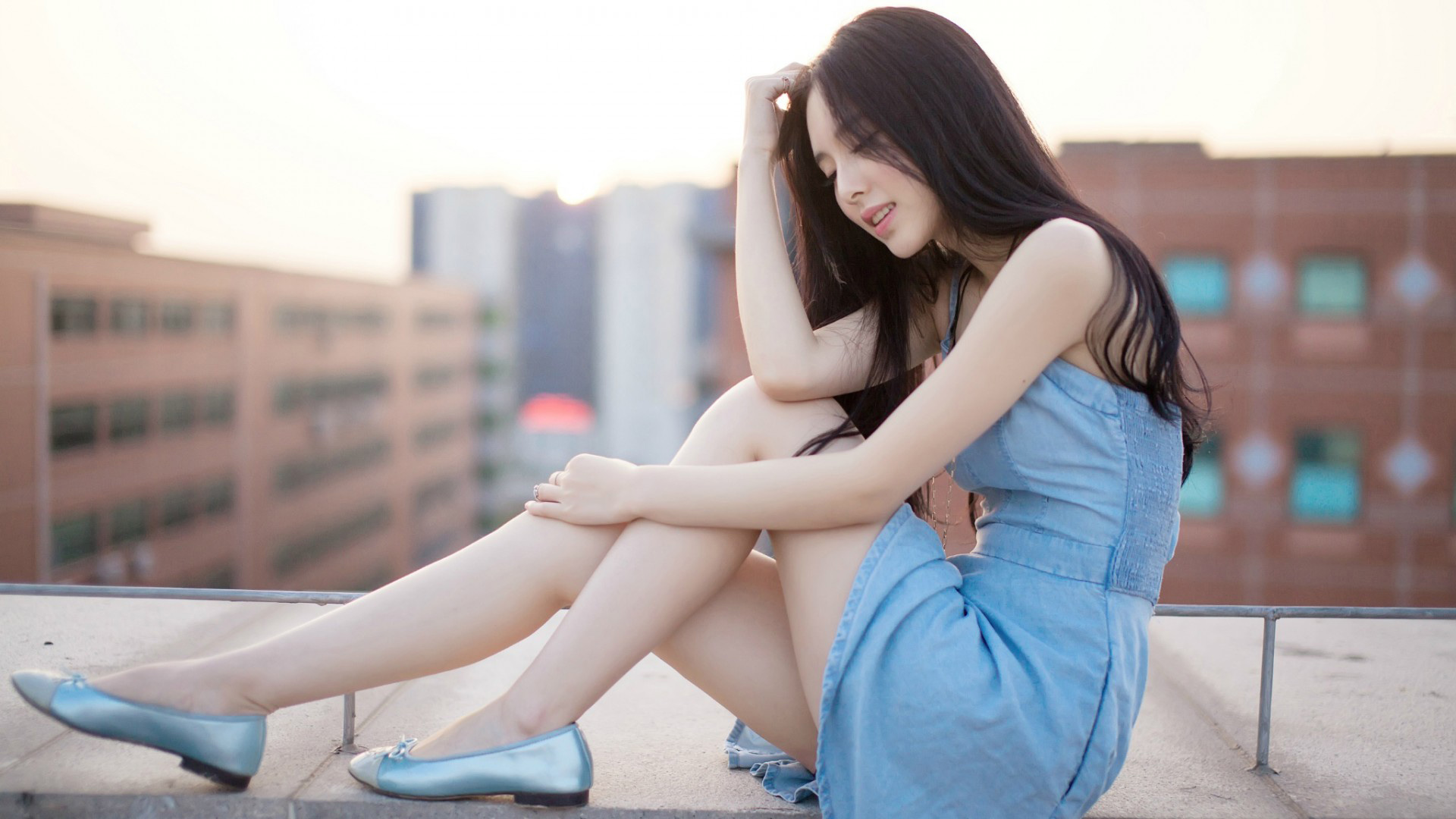 甜美微笑清纯妹，屋顶阳台写真美，免费壁纸任你选
