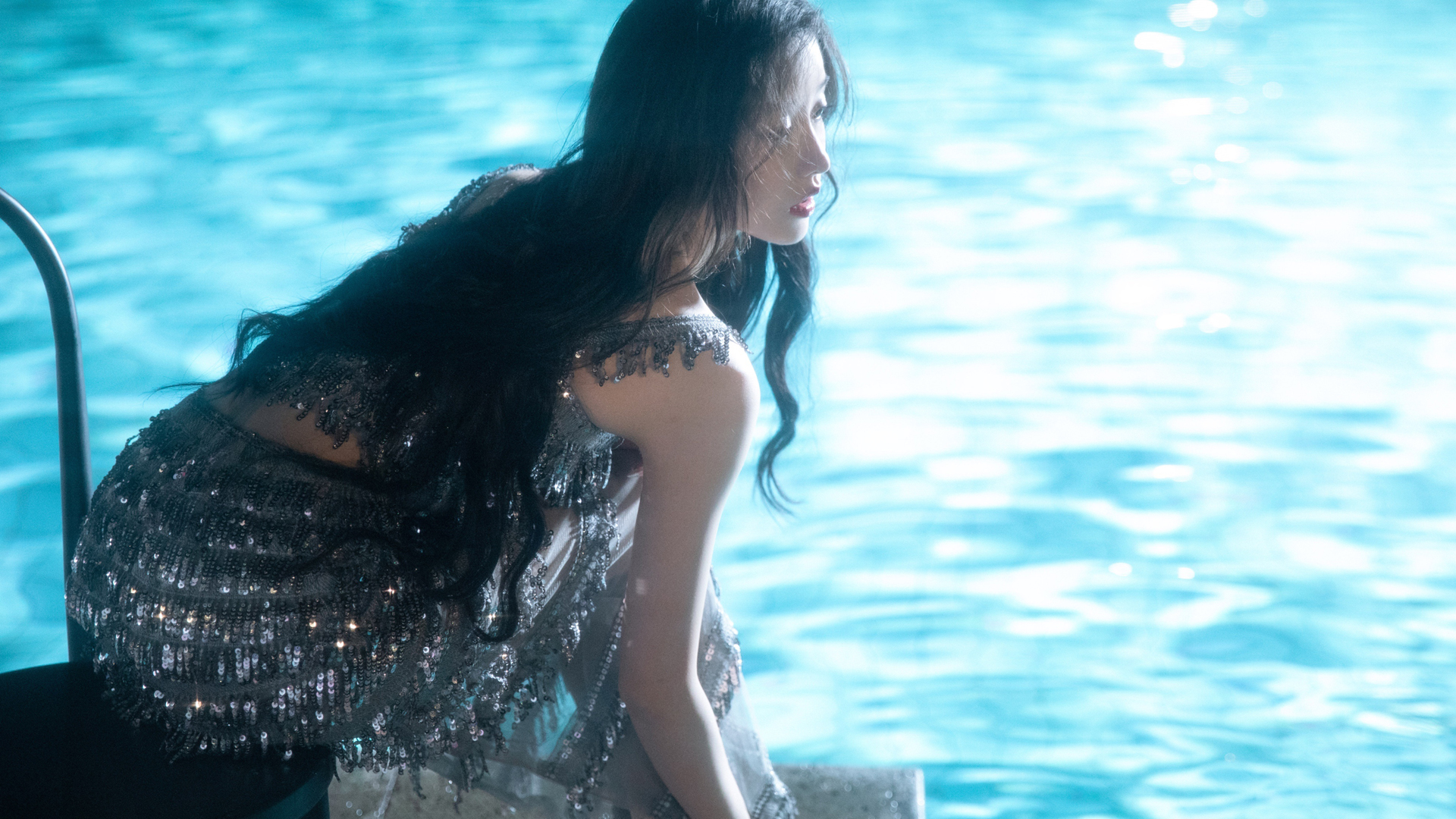泳池女神姜贞羽绝美壁纸，免费高清电脑背景图下载