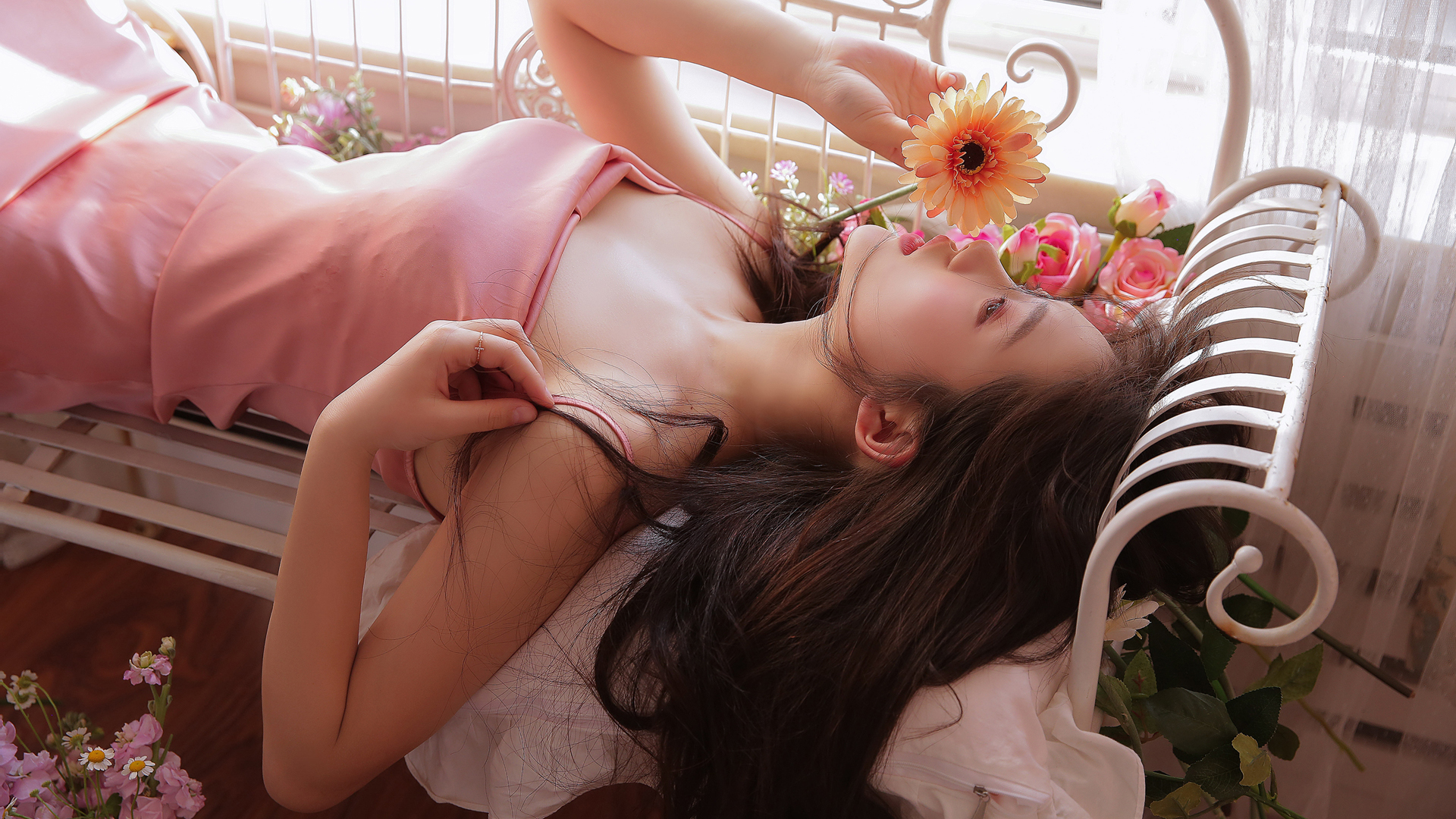 居家 美女 鲜花 粉色吊带裙子 唯美好看美女写真壁纸